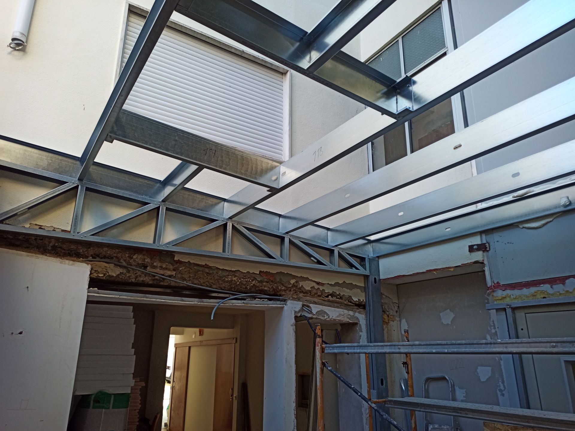 Estrutura metálica de um edifício em construção, mostrando vigas e suportes.