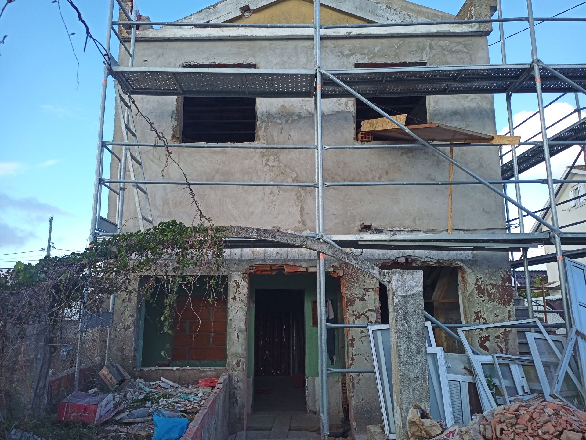 Exterior do edifício em construção com andaimes.