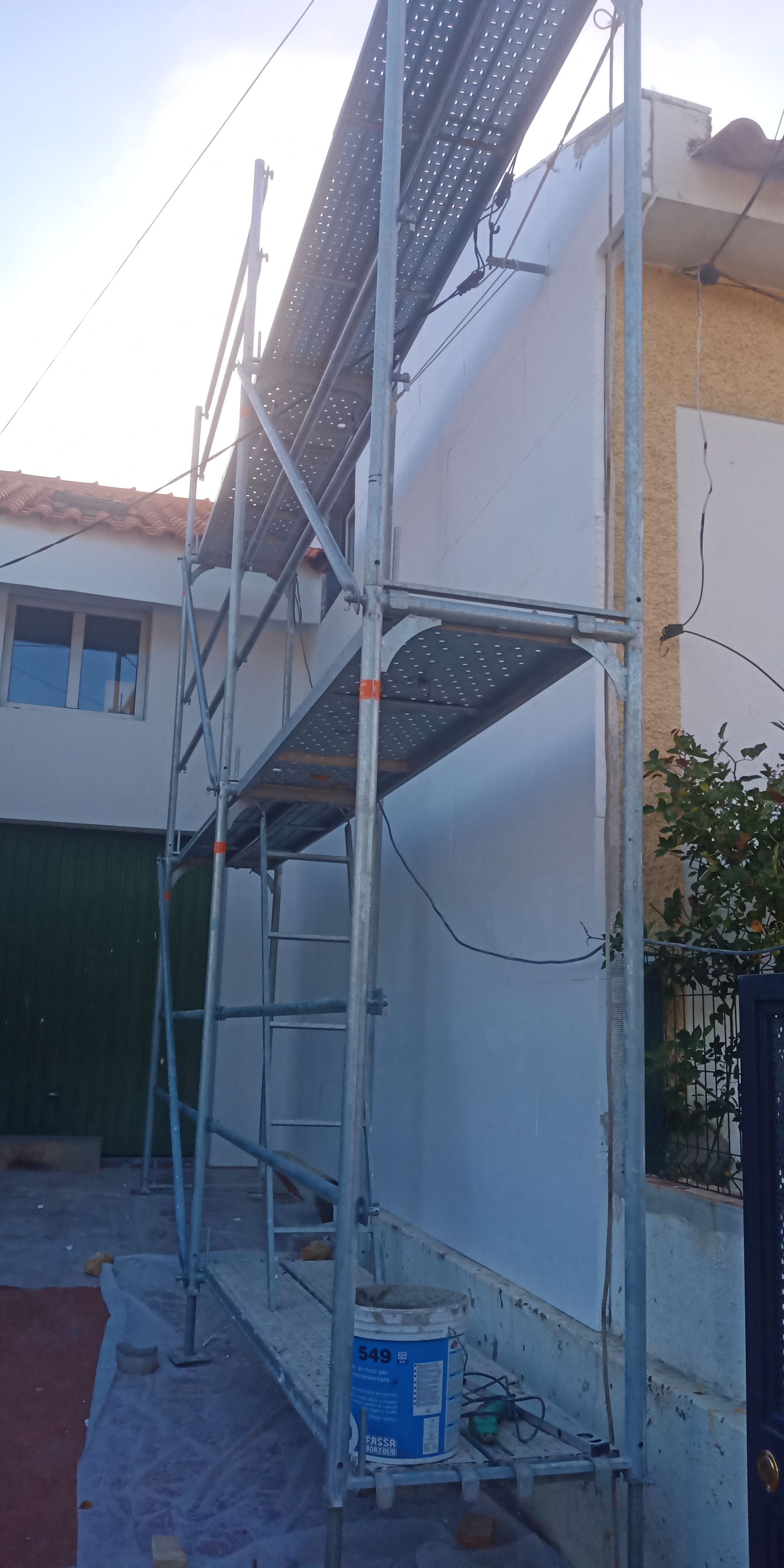 Andaimes montados junto a um edifício para trabalhos externos.