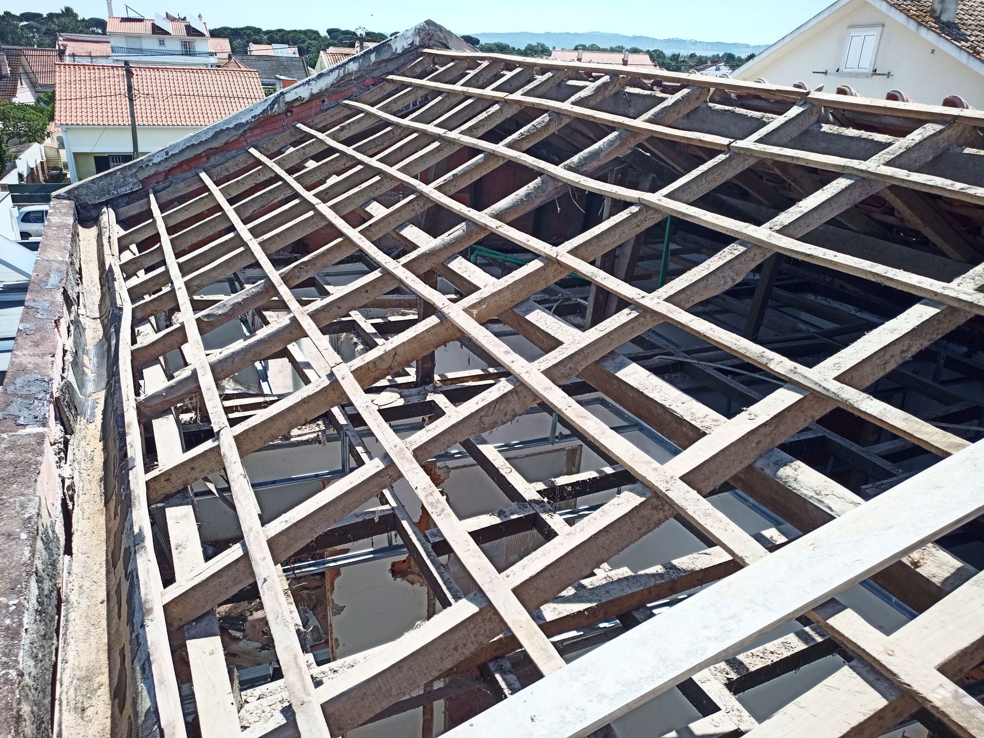 Estrutura de telhado de madeira em construção em um edifício.