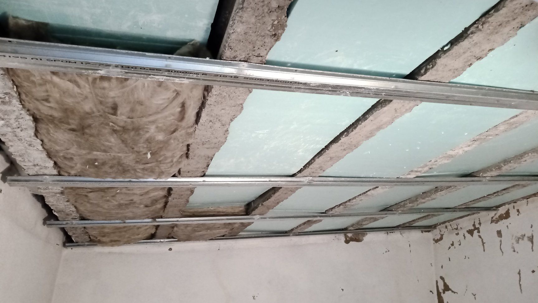 Teto em construção com estrutura metálica e isolamento.