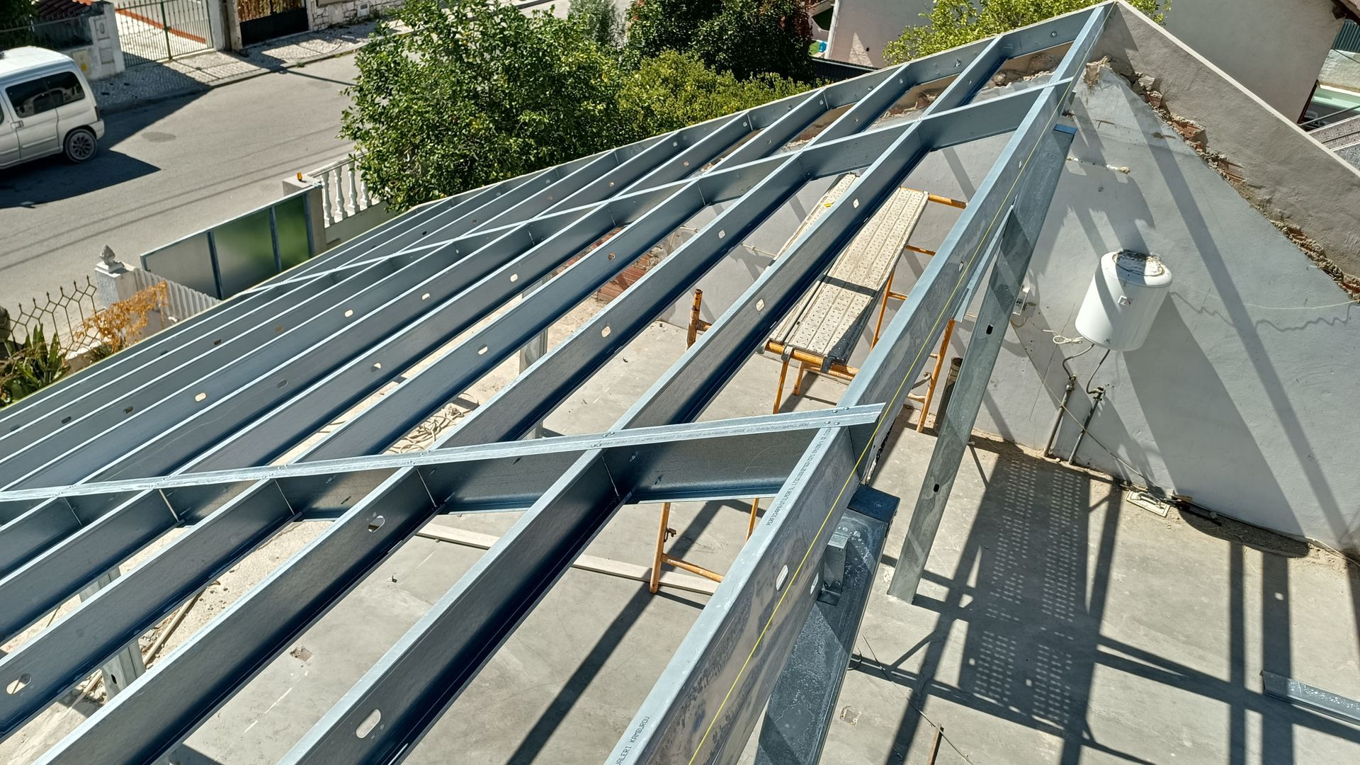 Estrutura metálica do telhado em construção.