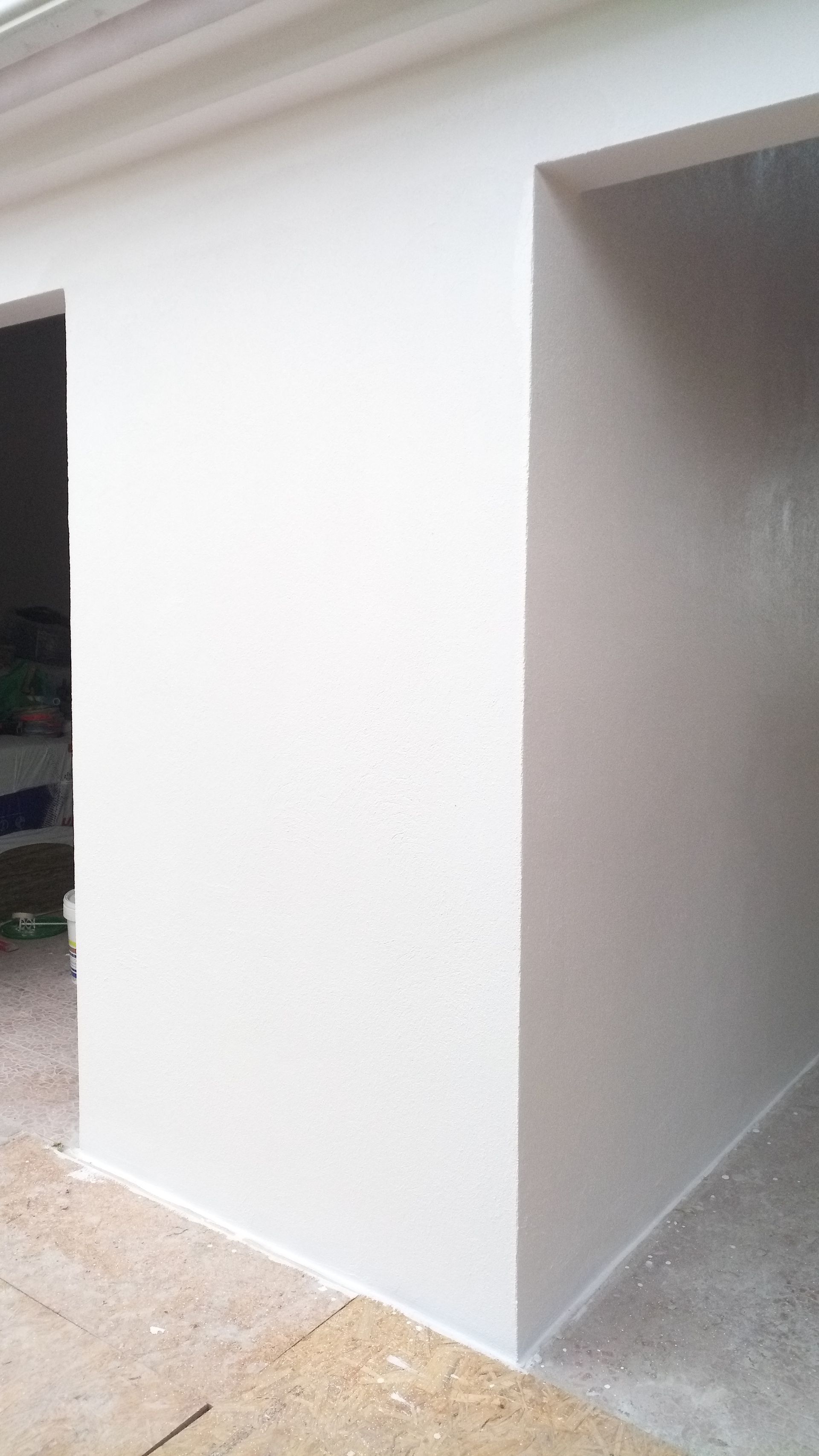 Paredes pintadas de branco com portas.