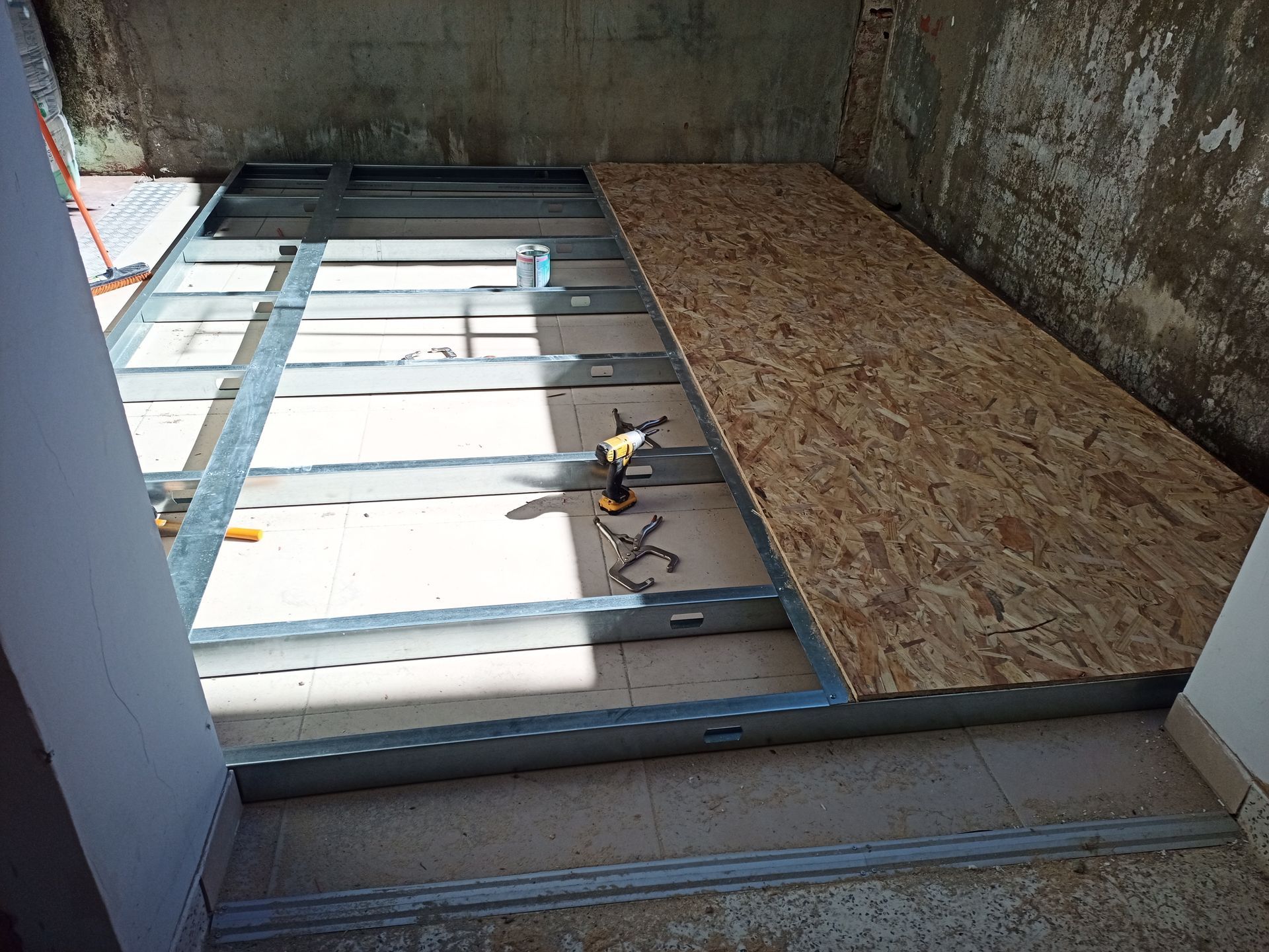 Estrutura metálica e construção do piso de painéis de madeira em andamento.