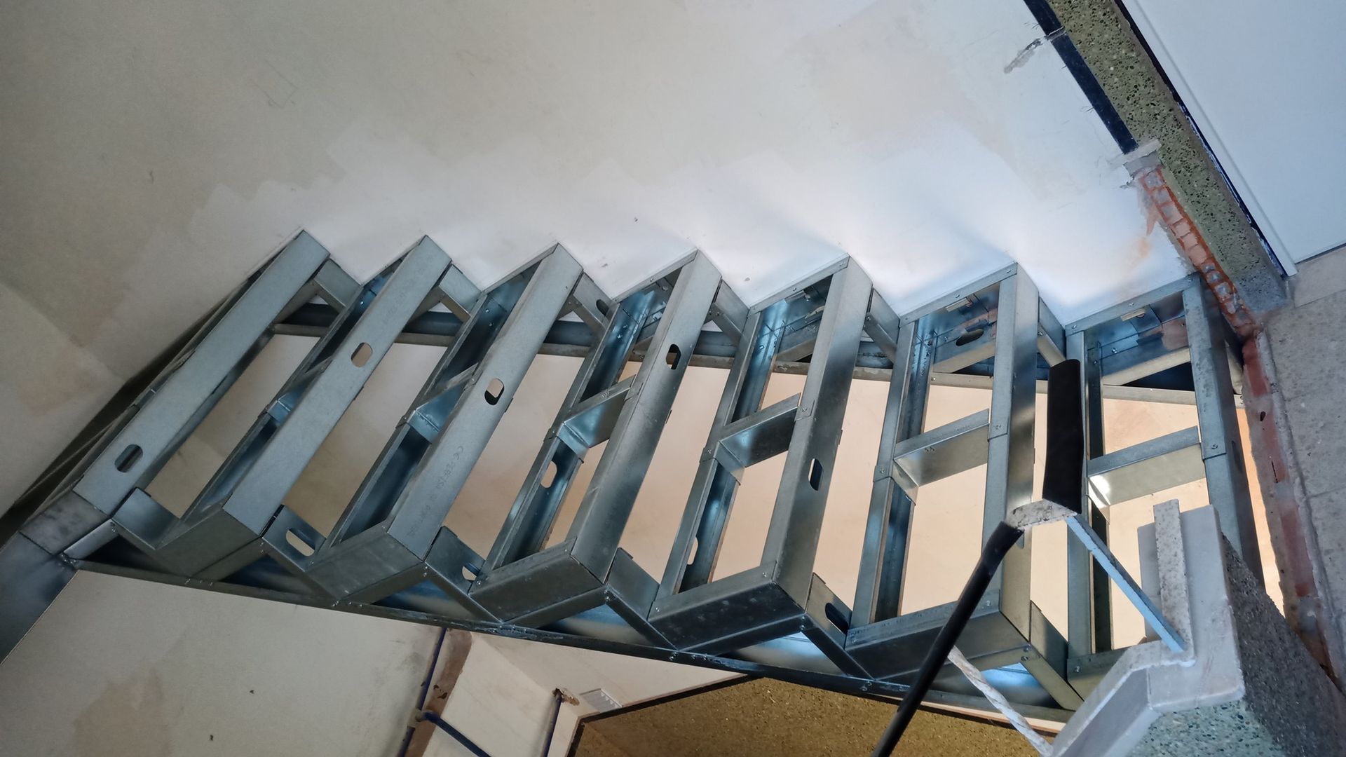 Estrutura metálica instalada no teto como elemento arquitetônico.