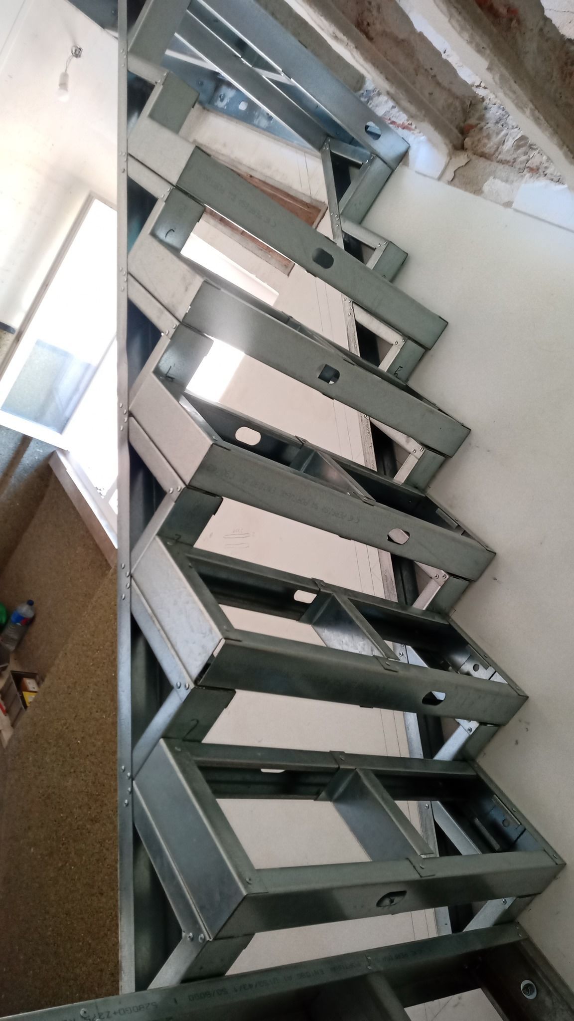 Estrutura metálica para escada em ziguezague em construção.