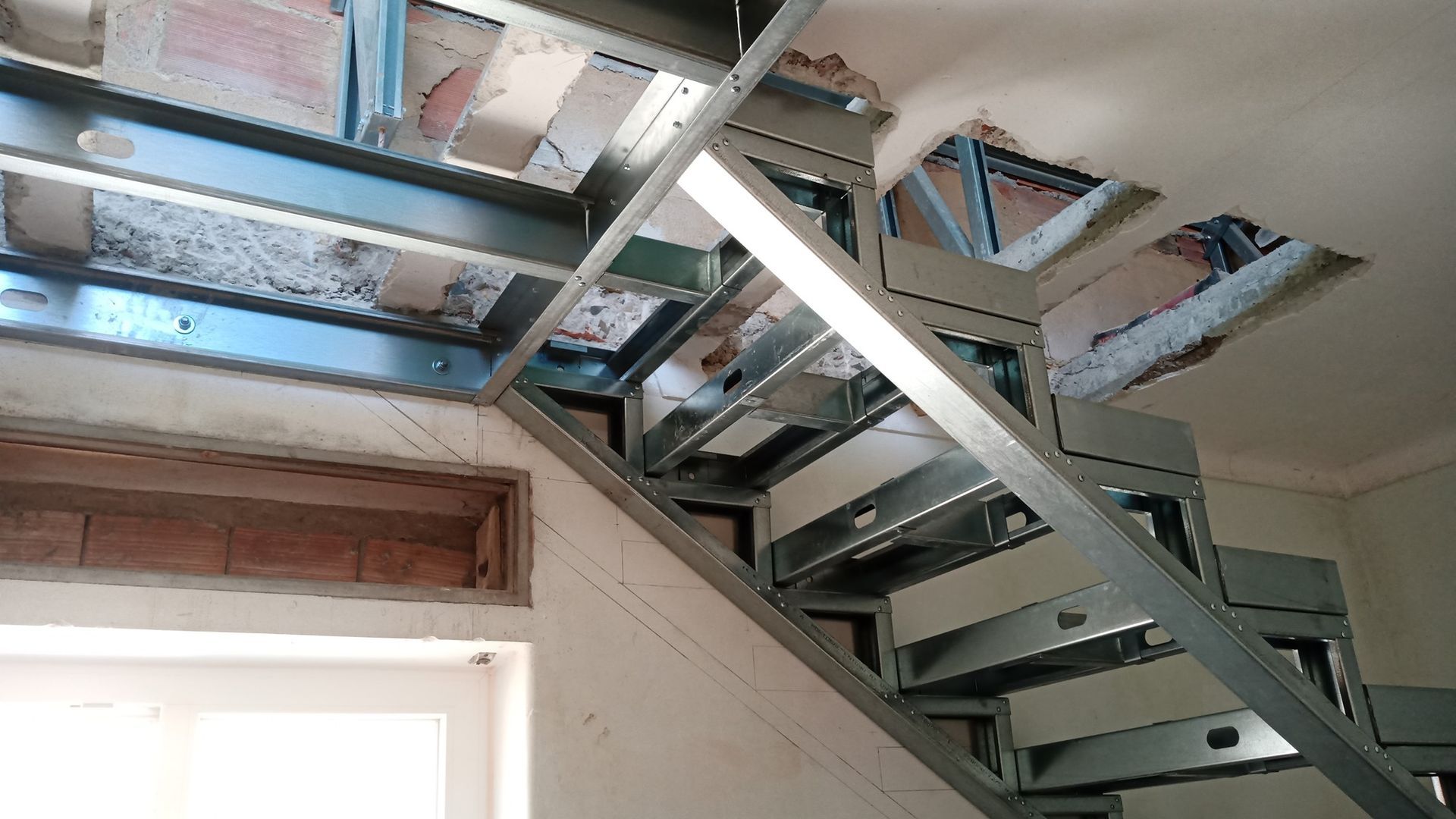 Estrutura metálica da escada em construção.