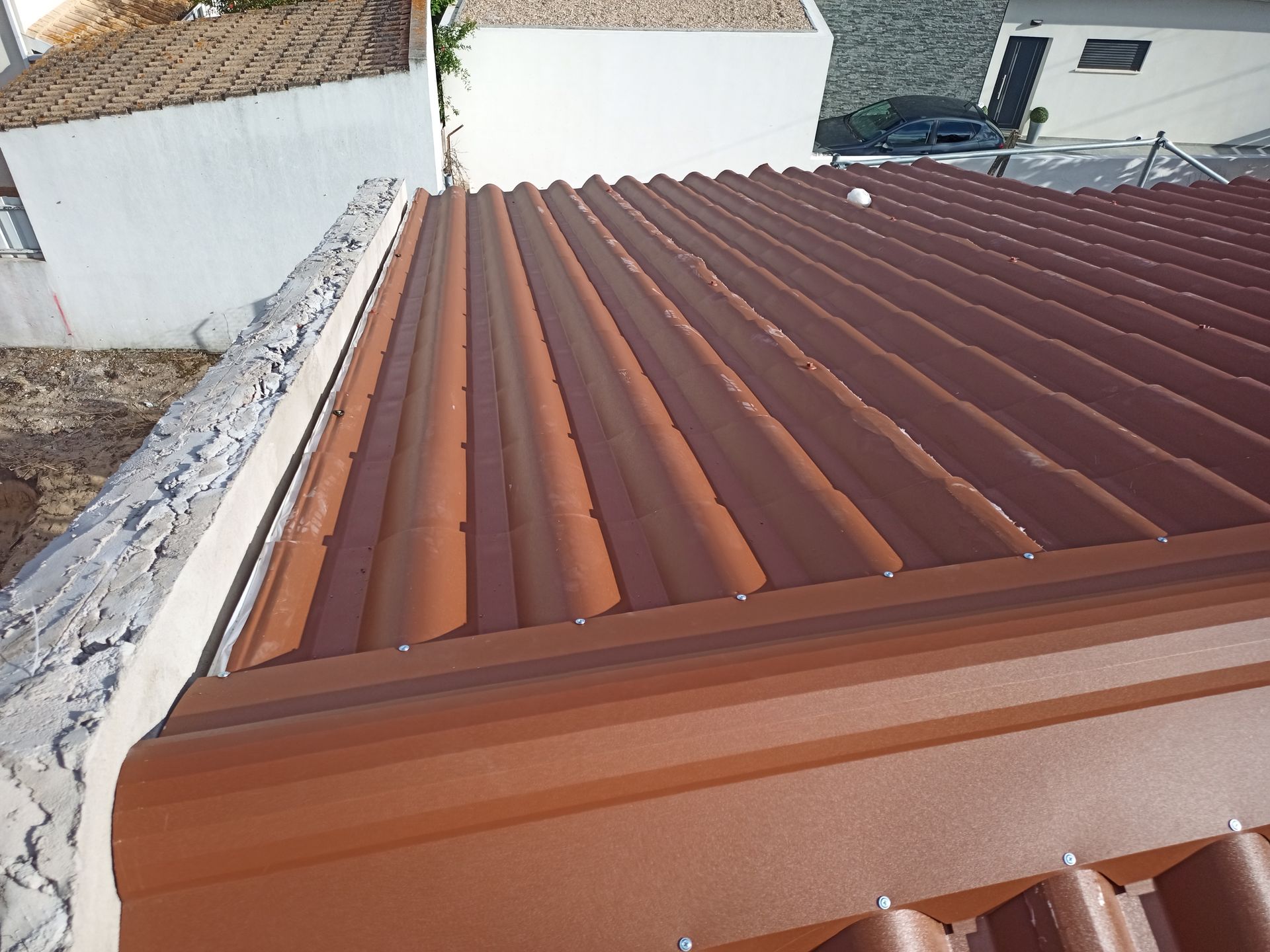 Telhado de metal ondulado marrom em um edifício, vista em close-up.