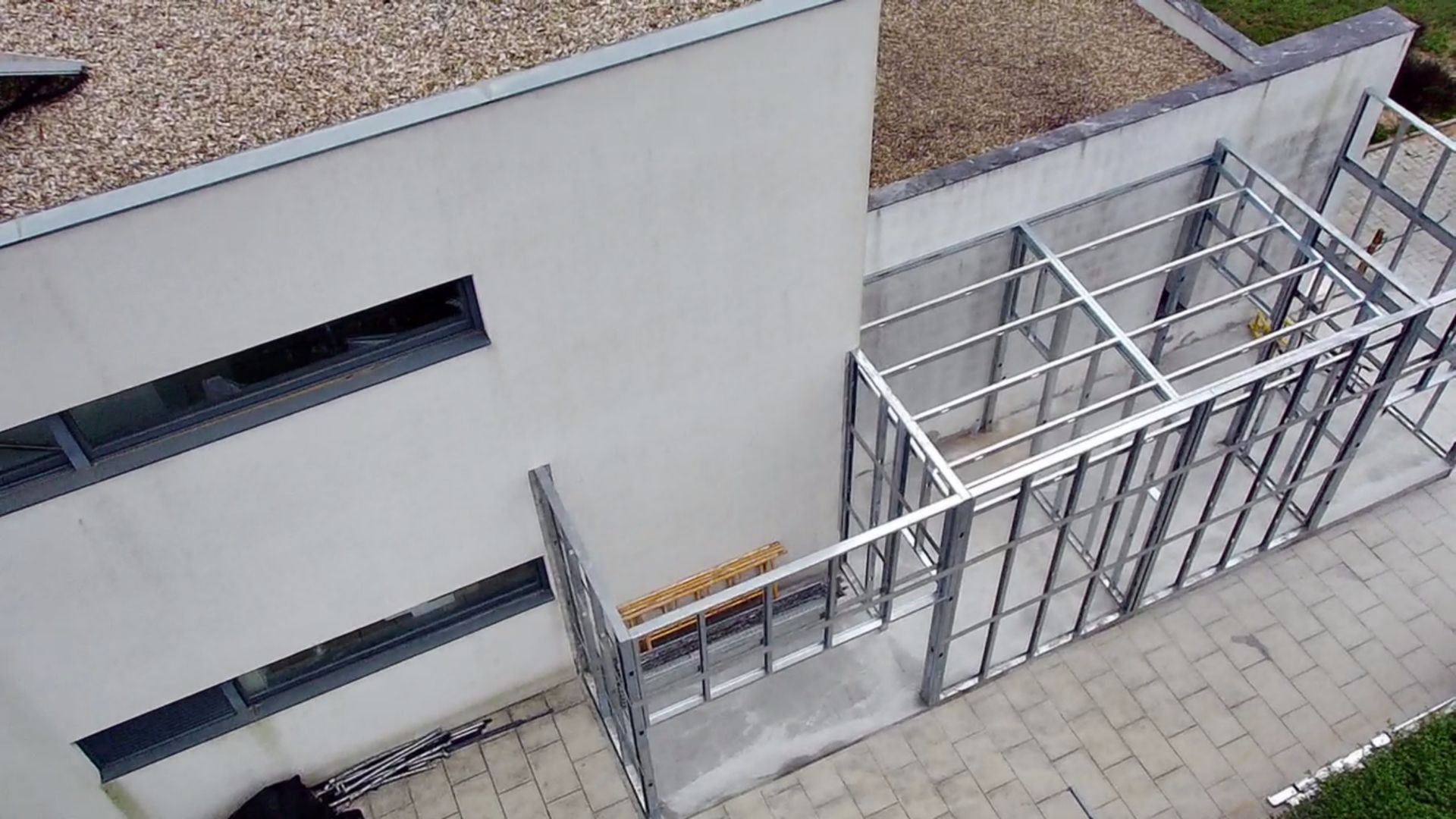 Exterior de um edifício com estrutura metálica para uma ampliação.