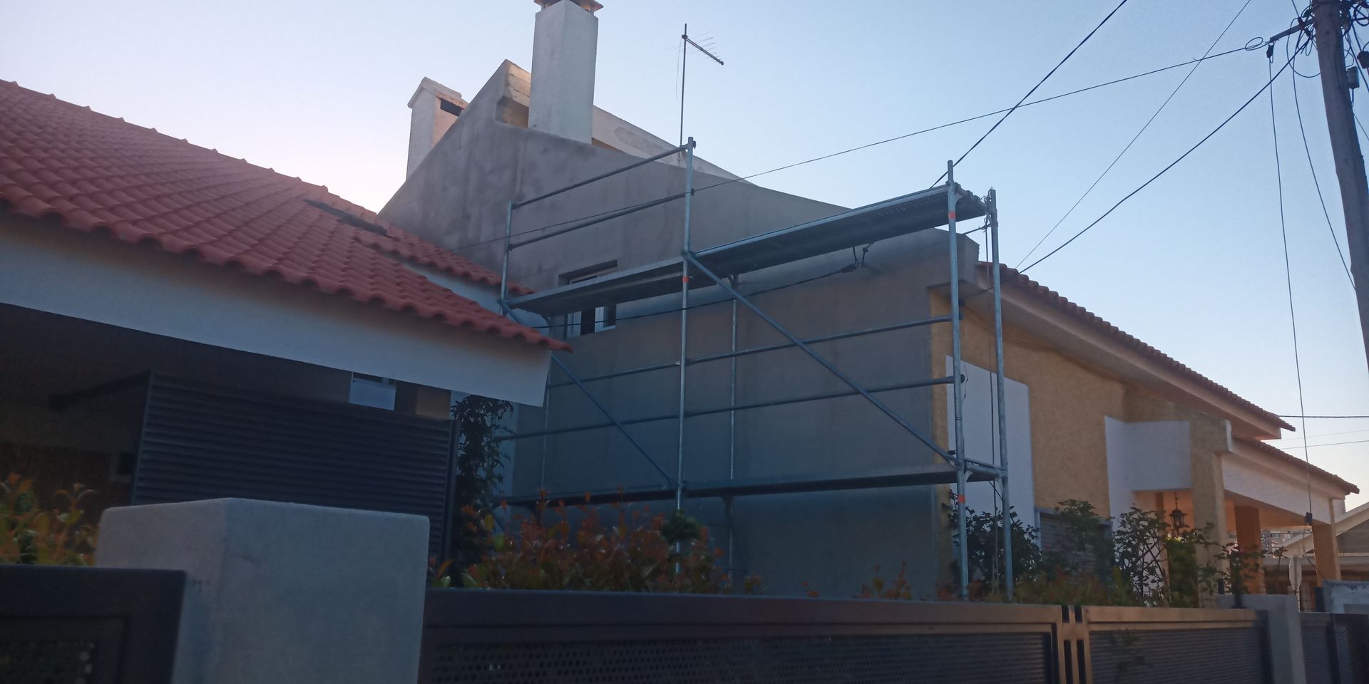 Andaimes montados na lateral de uma casa para construção ou reparos.