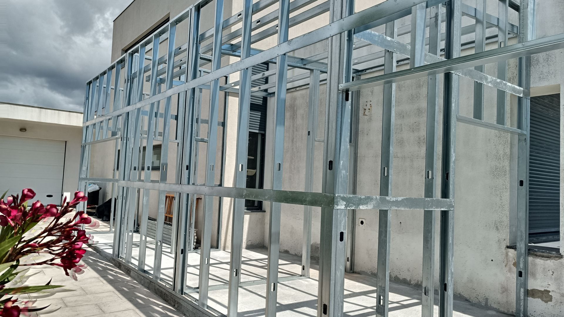 Estrutura metálica fixada a uma parede externa, provavelmente para uma extensão.