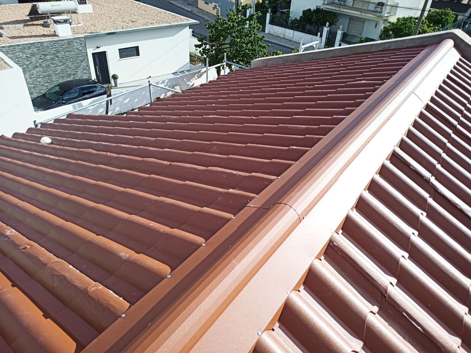 Telhado de metal ondulado marrom com acabamento marrom, área externa.