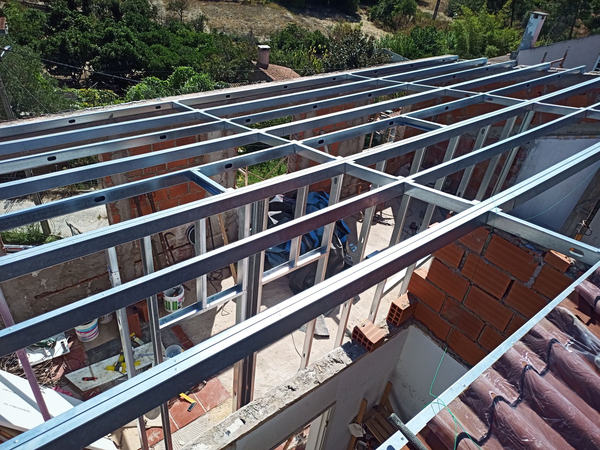 Estrutura metálica instalada no topo de um edifício, provavelmente para um novo telhado.