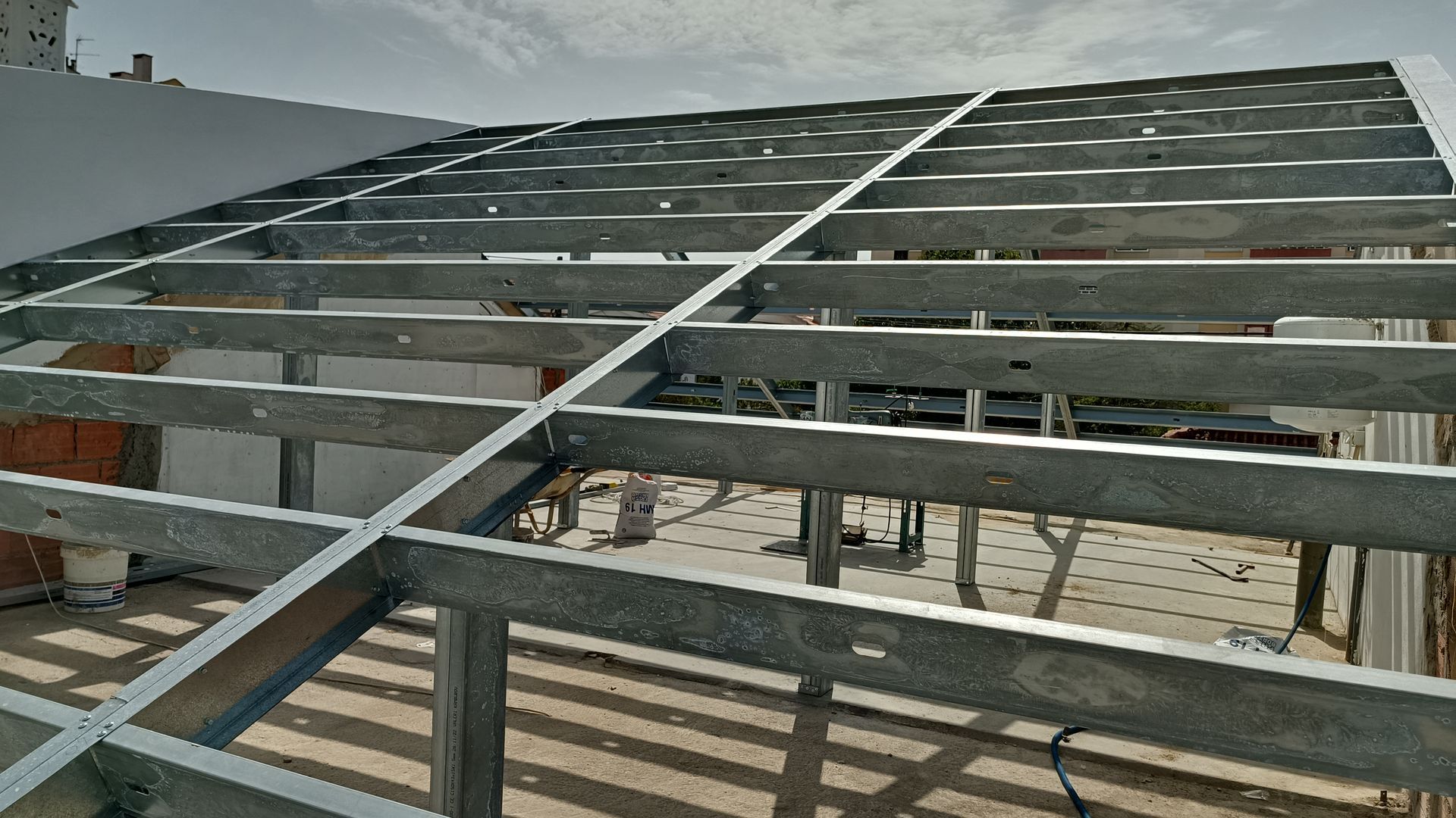 Telhado com estrutura de aço em construção.