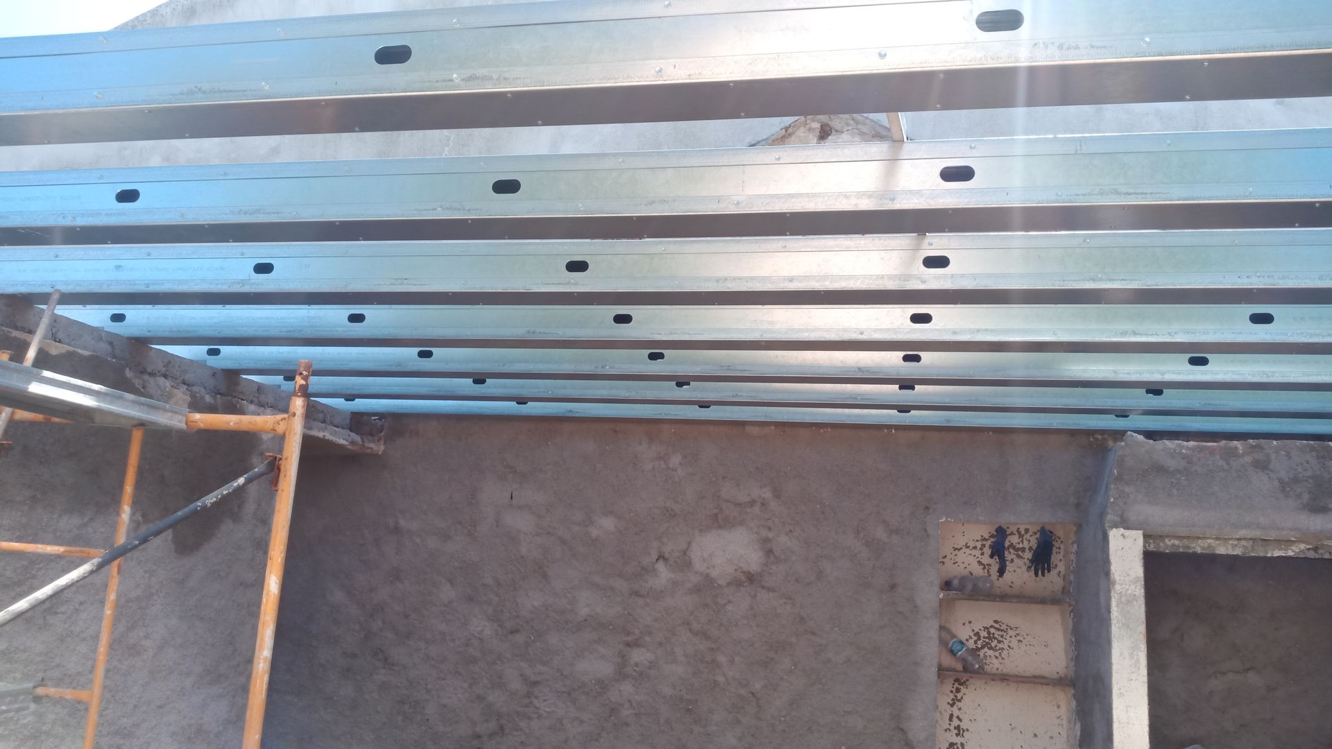 Suportes metálicos para o teto instalados em um prédio em construção.