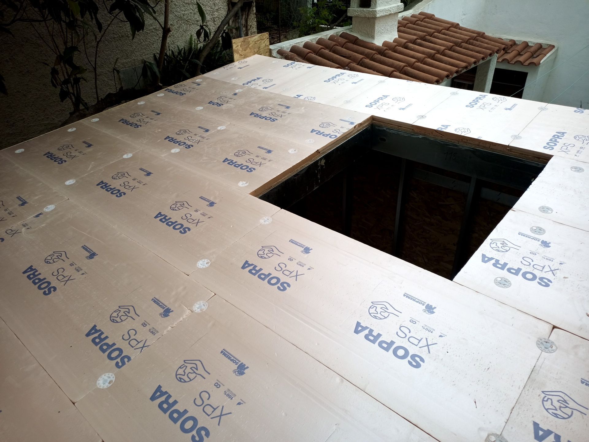 Painéis de isolamento para telhados, alguns com a marca 