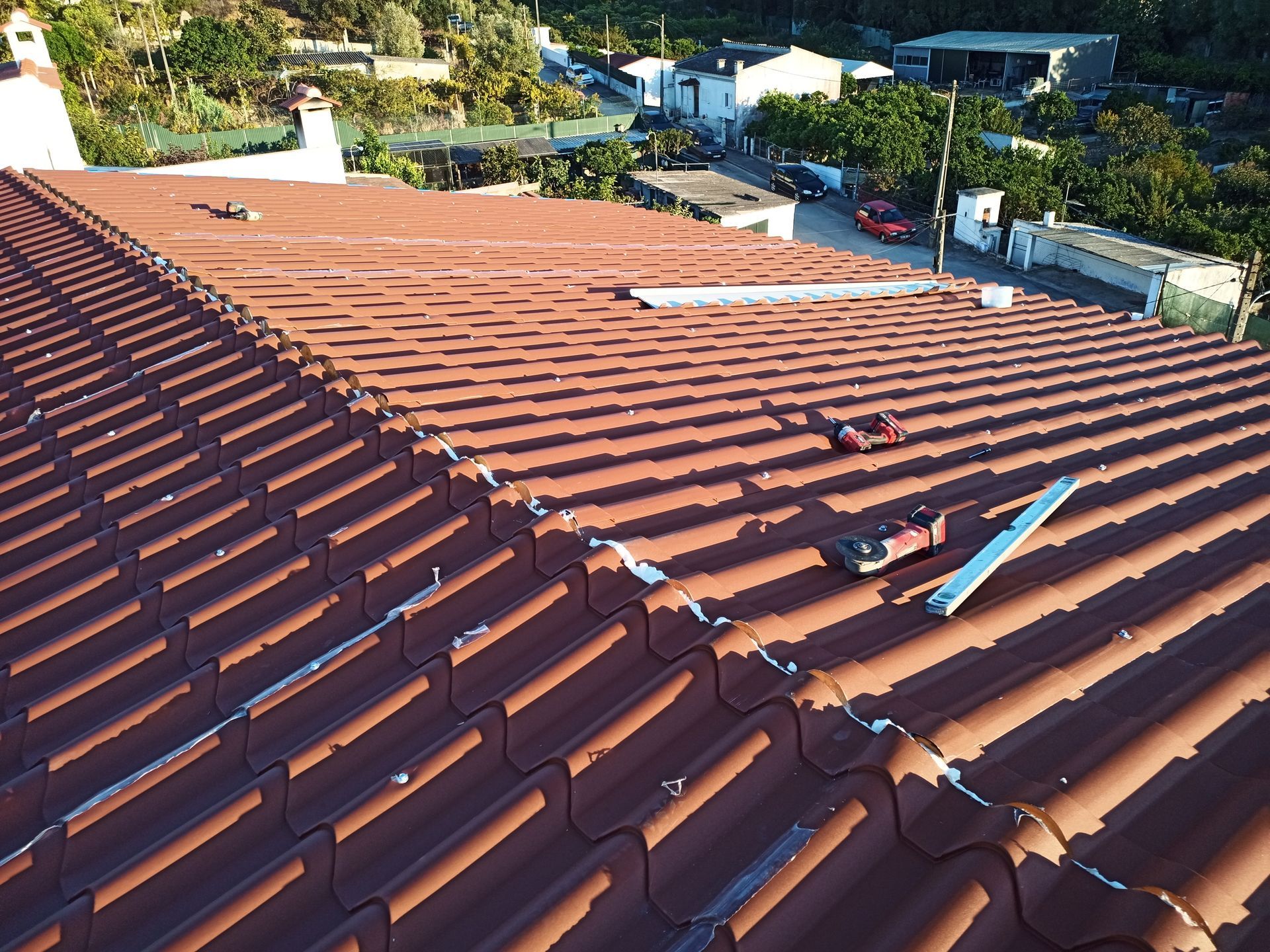 Telhado de telhas marrons com ferramentas.