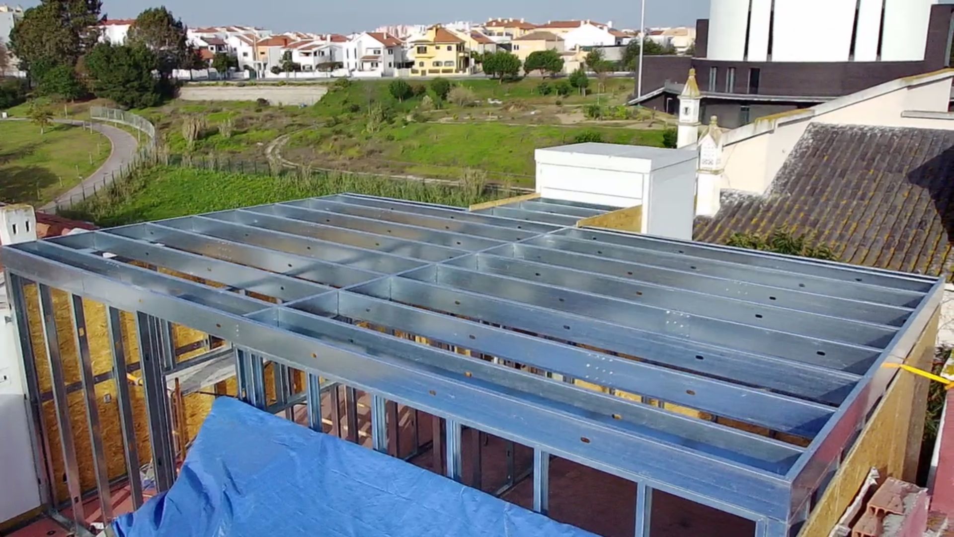 Estrutura metálica no telhado, em preparação para a construção.