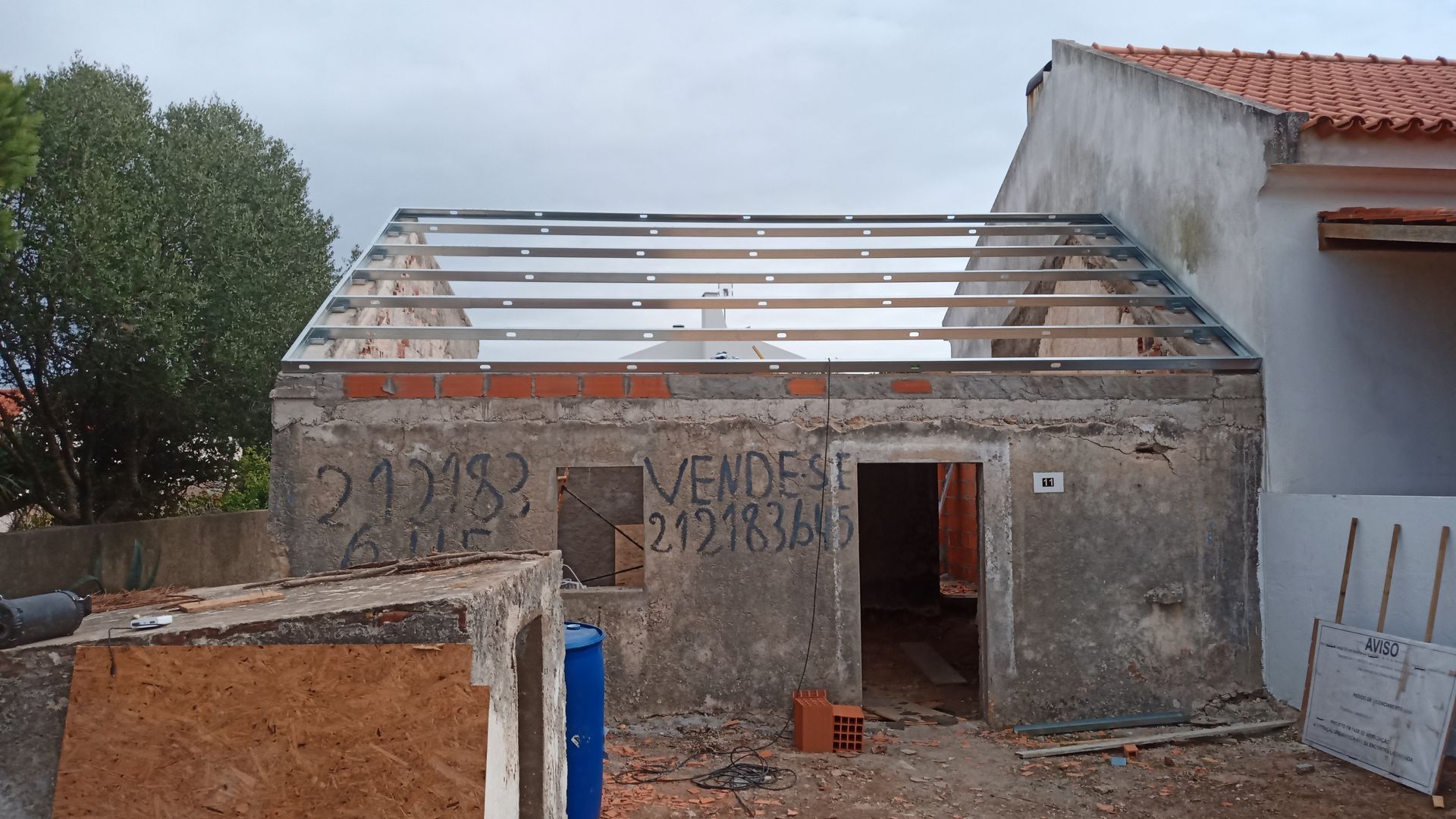 Prédio de concreto dilapidado com telhado faltando, 