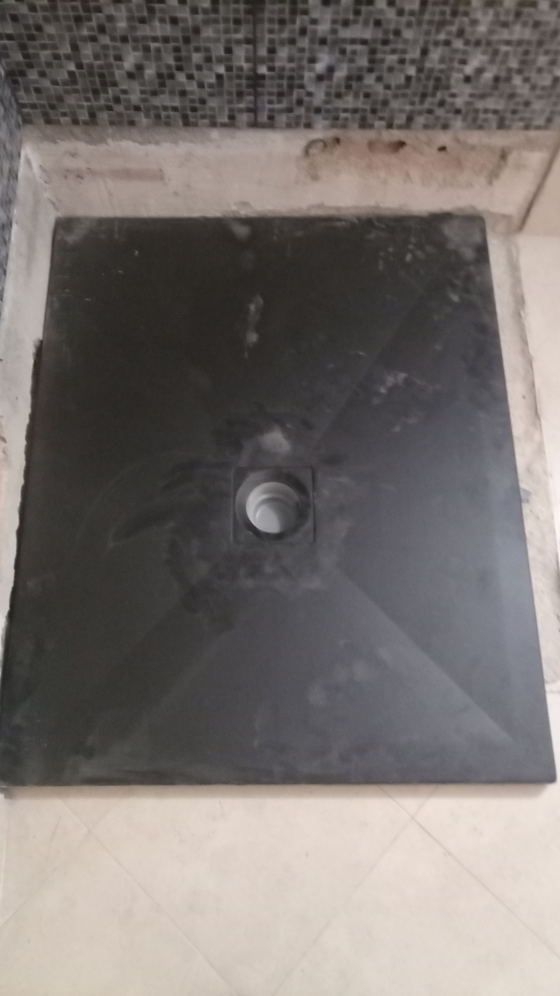 Base de chuveiro quadrada preta com ralo para banheiro.