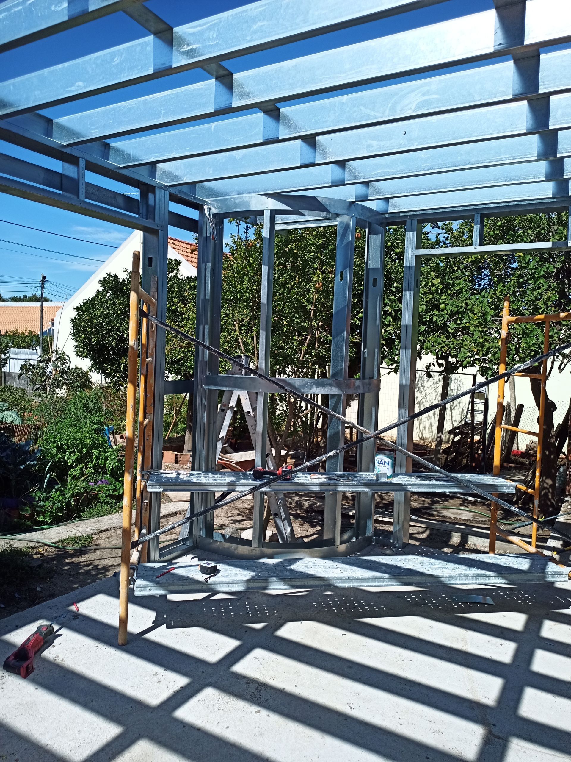 Estrutura metálica em construção ao ar livre com jogo de sombras.