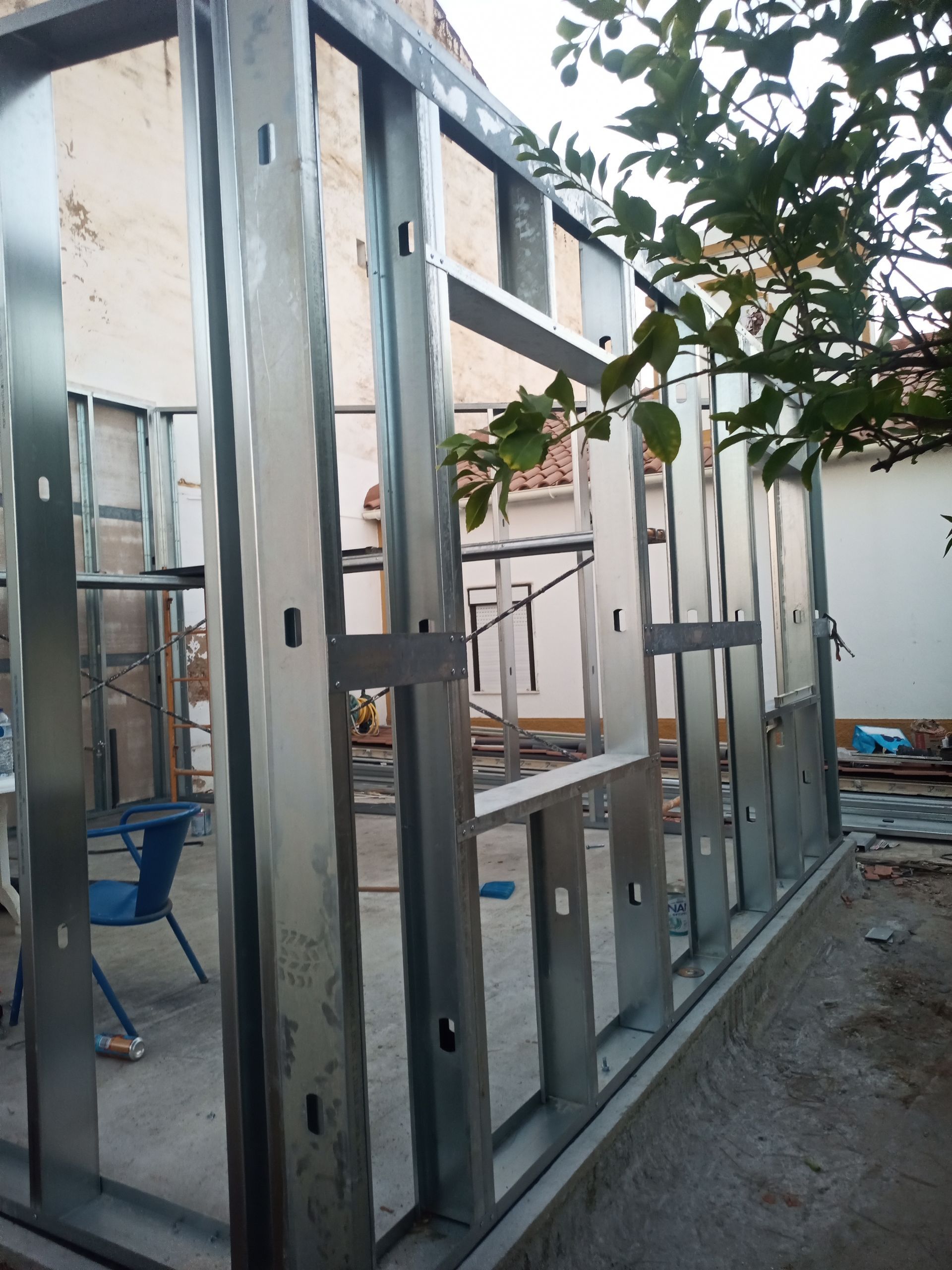 Estrutura metálica da fachada de um edifício, com montantes de aço horizontais e verticais.