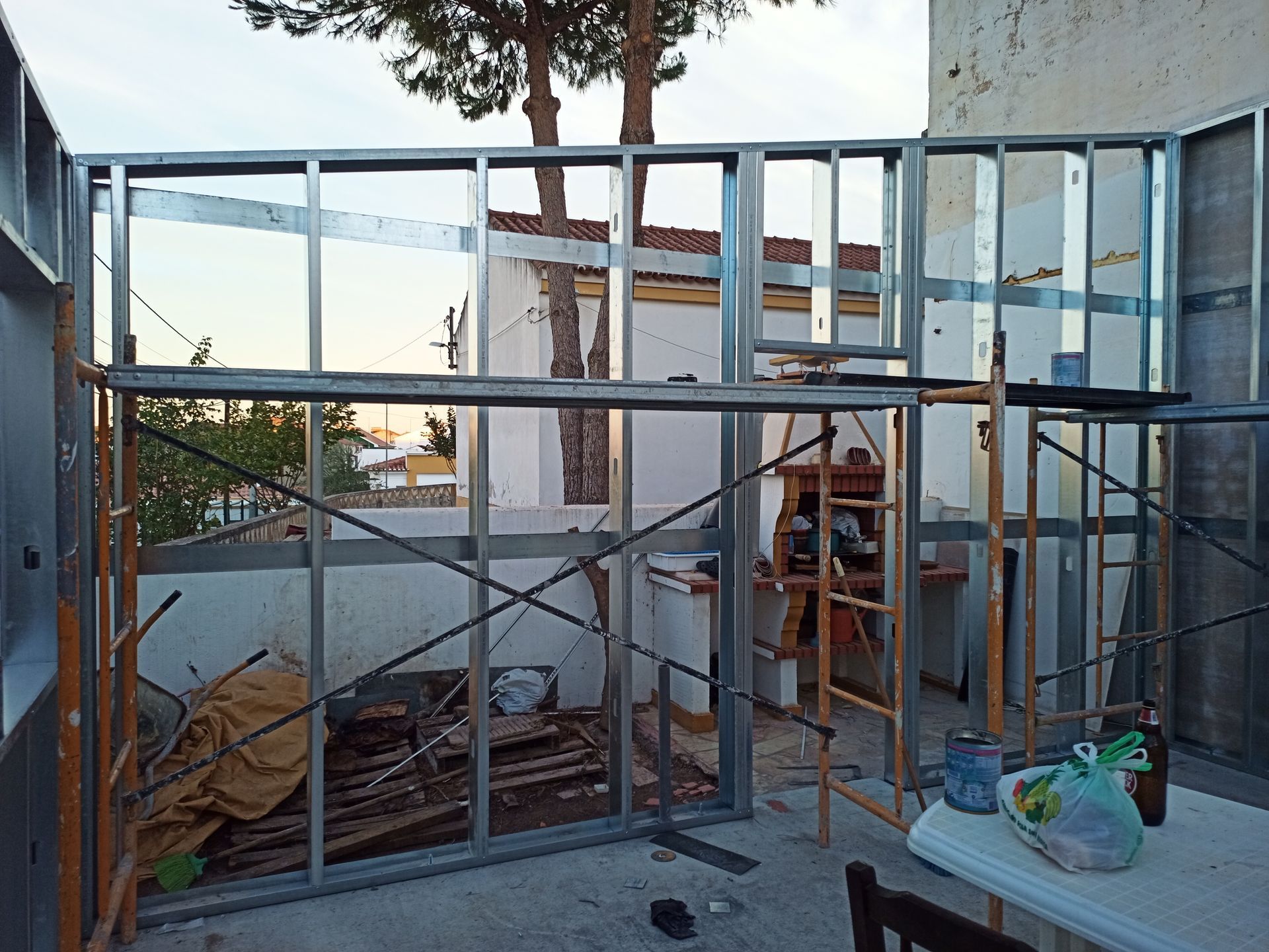 Estrutura metálica para a construção interna de um edifício, mostrando paredes, janelas e vigas de sustentação; ambiente externo.