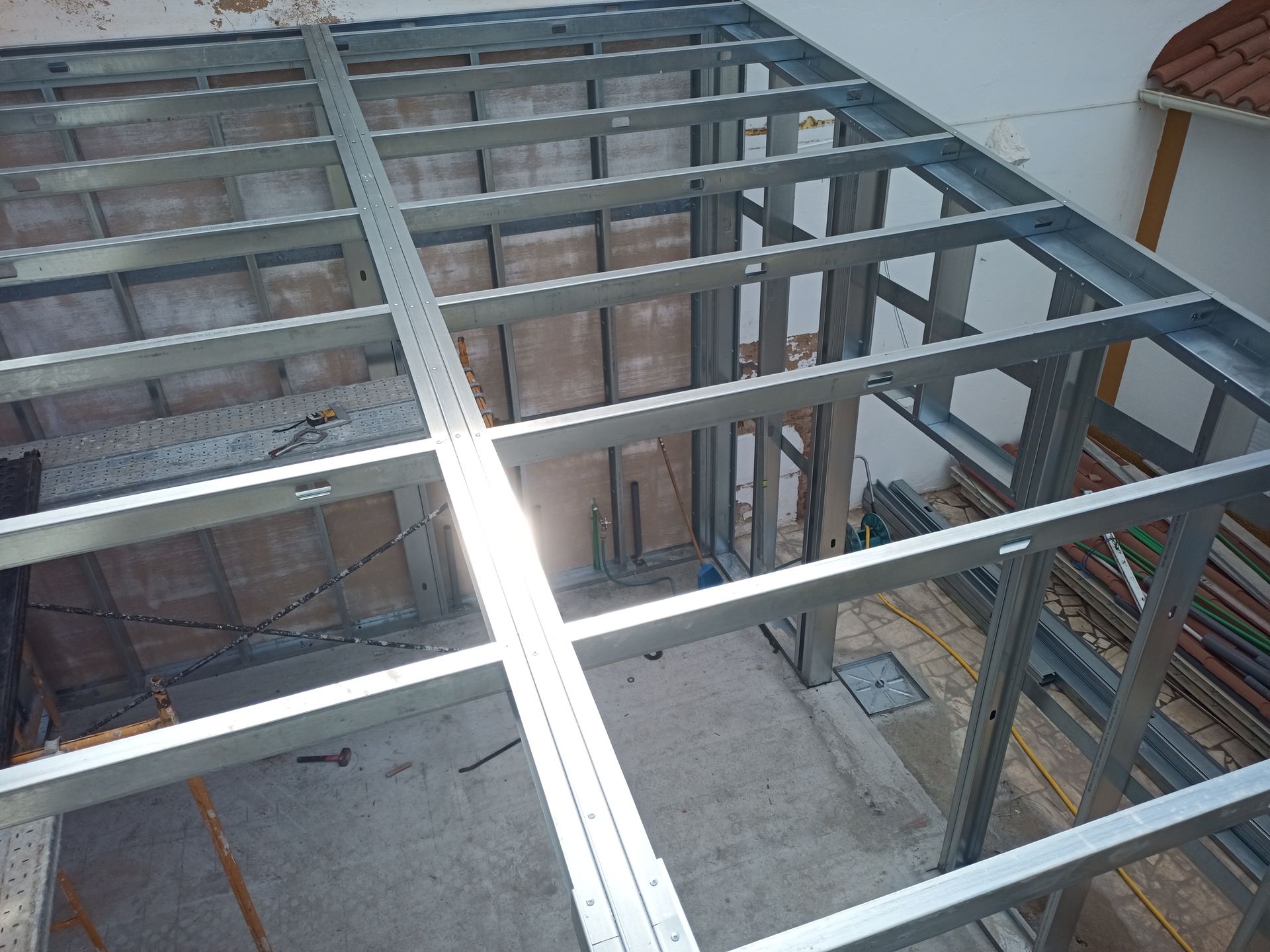 Estrutura metálica para um teto em construção; vista interior.