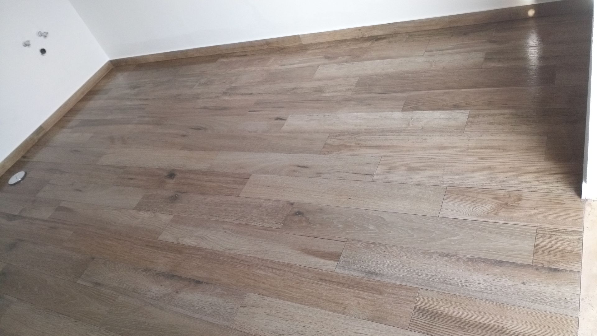 Piso de madeira em um quarto.