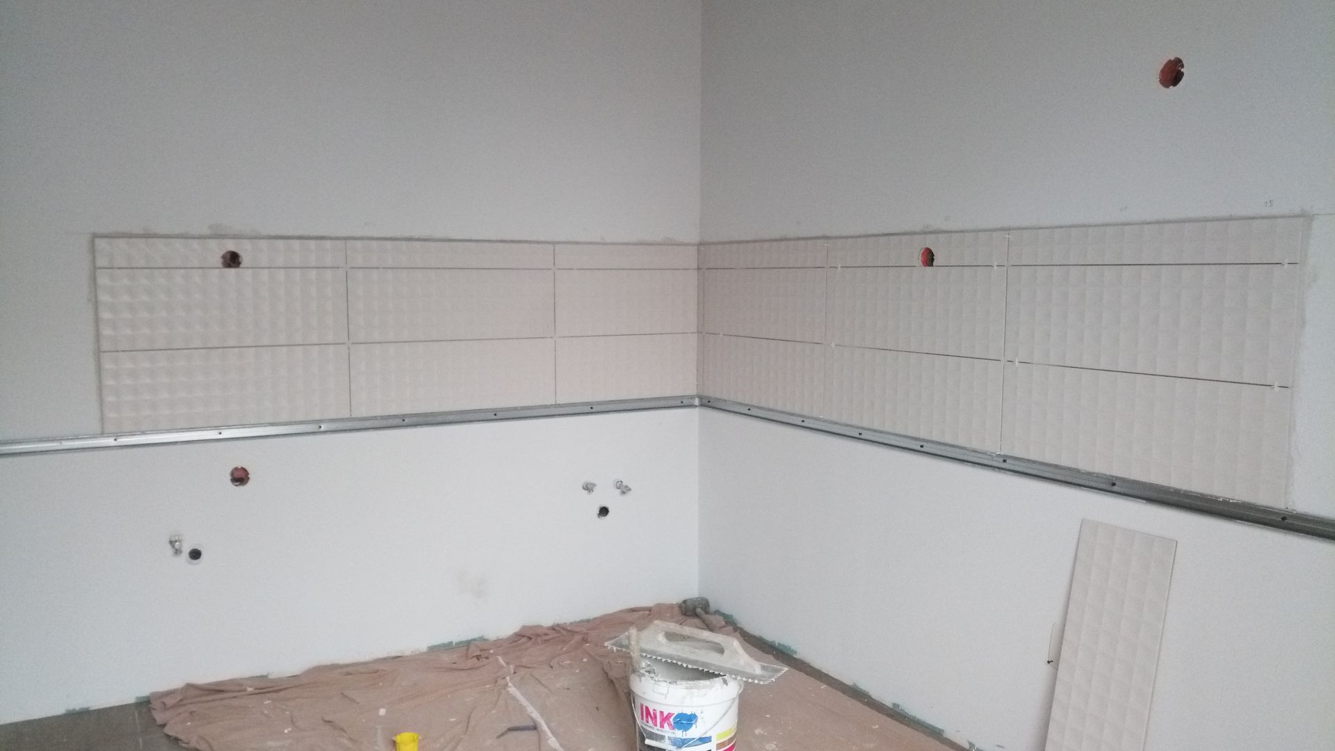 Canto interno com drywall e perfis metálicos, preparado para instalação de azulejos.