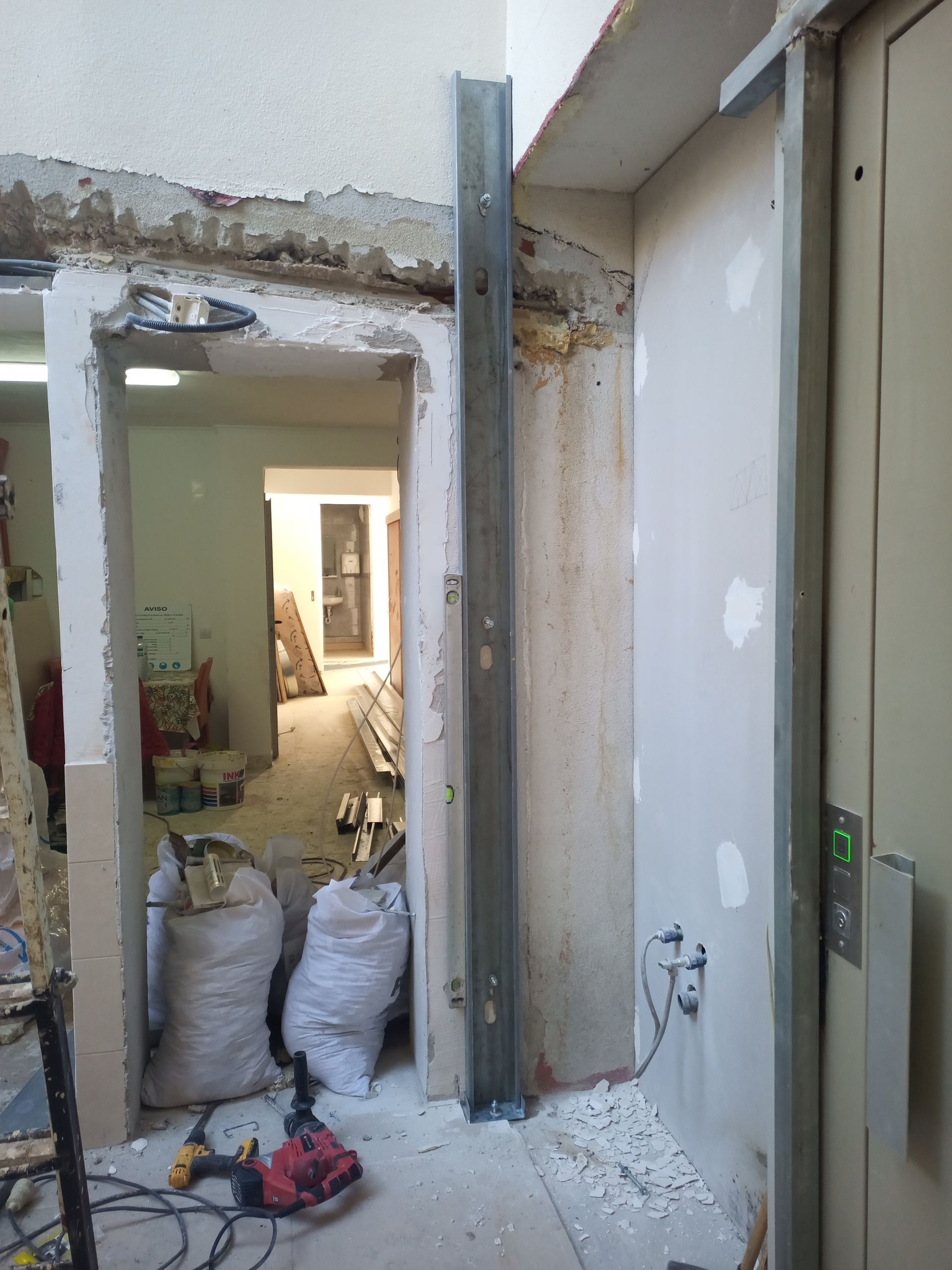 Estrutura metálica com montantes instalada em uma porta durante um projeto de construção ou reforma.