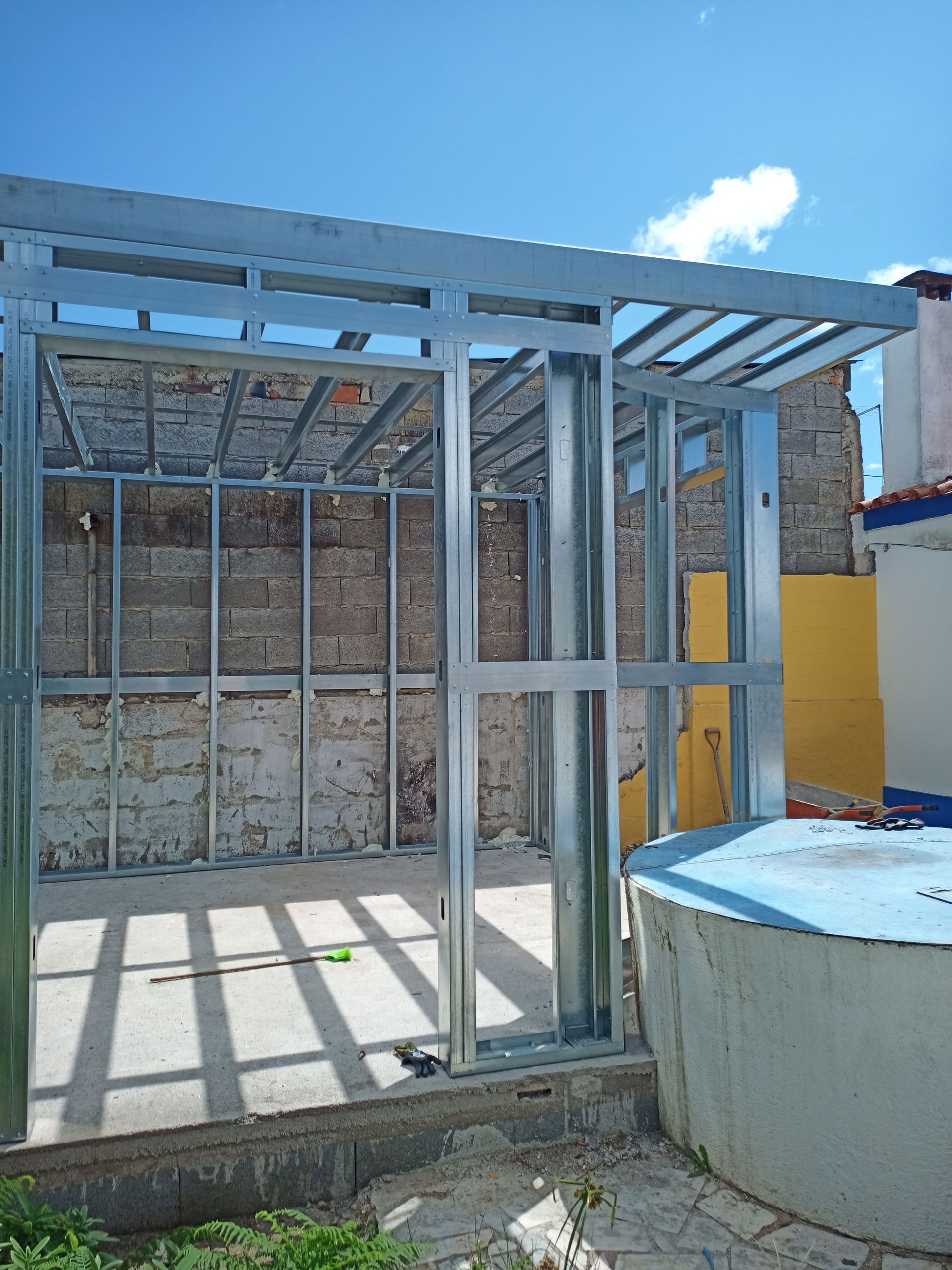 Estrutura de aço de um edifício em construção; vista exterior em um dia ensolarado.