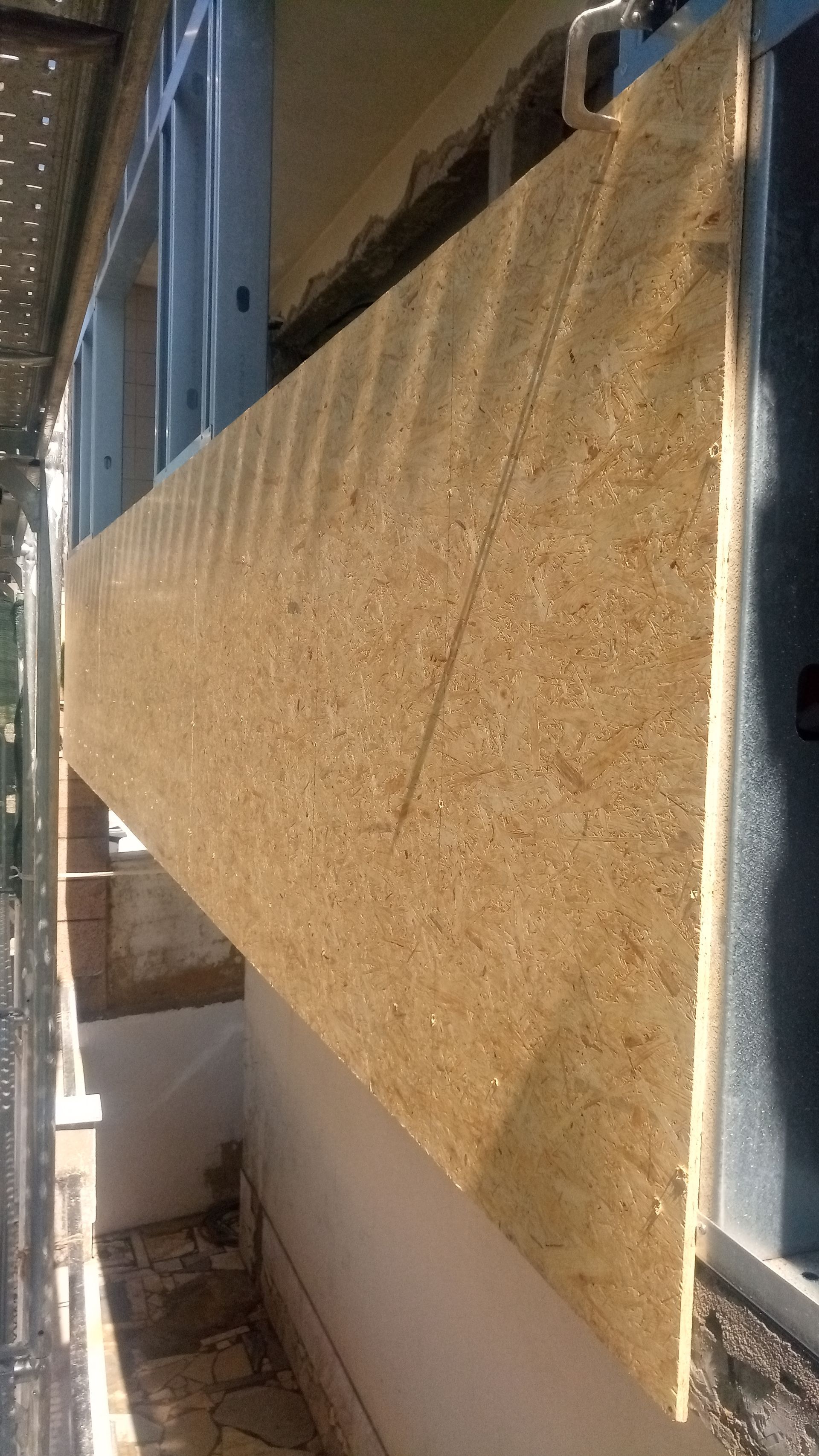 Material de construção retangular amarelado na moldura da janela.