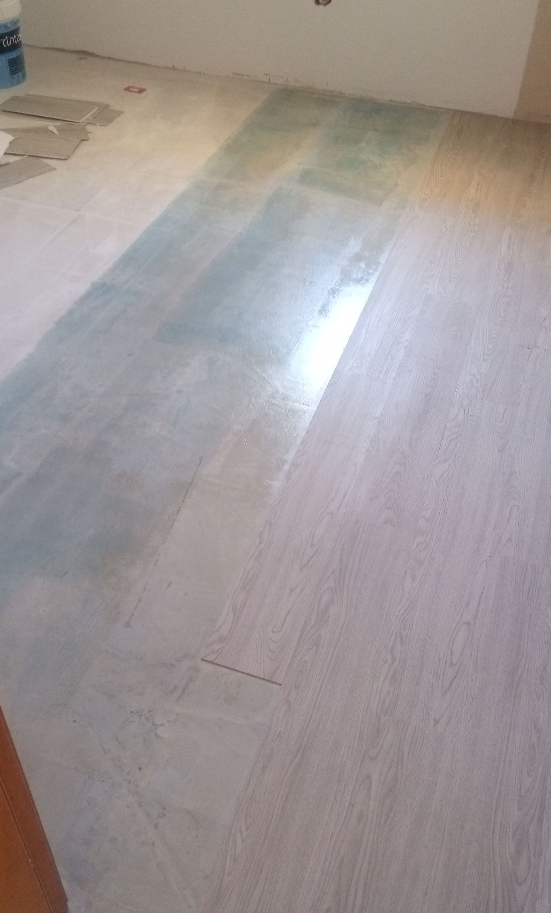 Piso pintado de azul claro e branco; zona de construção.