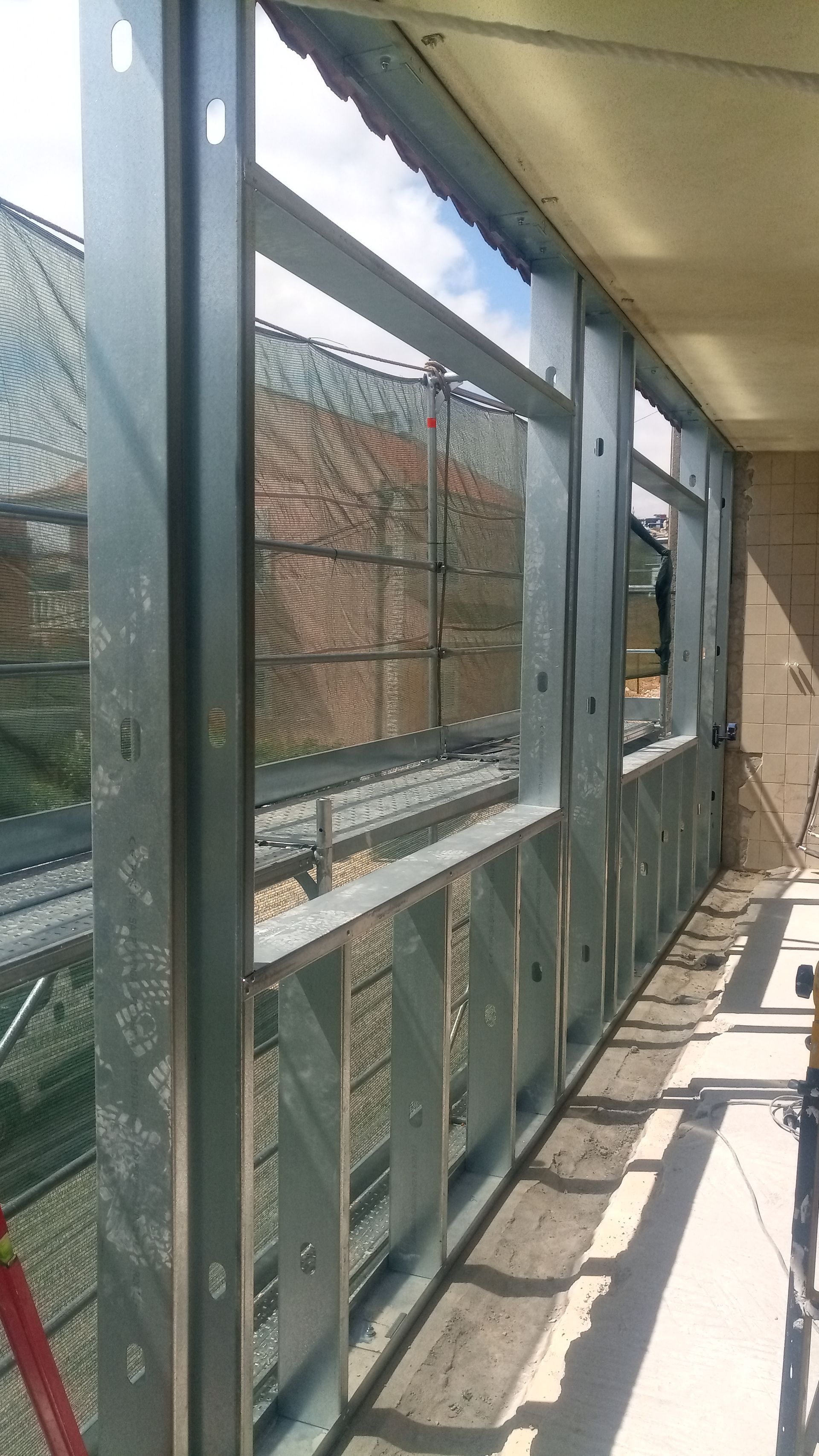 Estrutura de aço para abertura de janela em um prédio em construção.