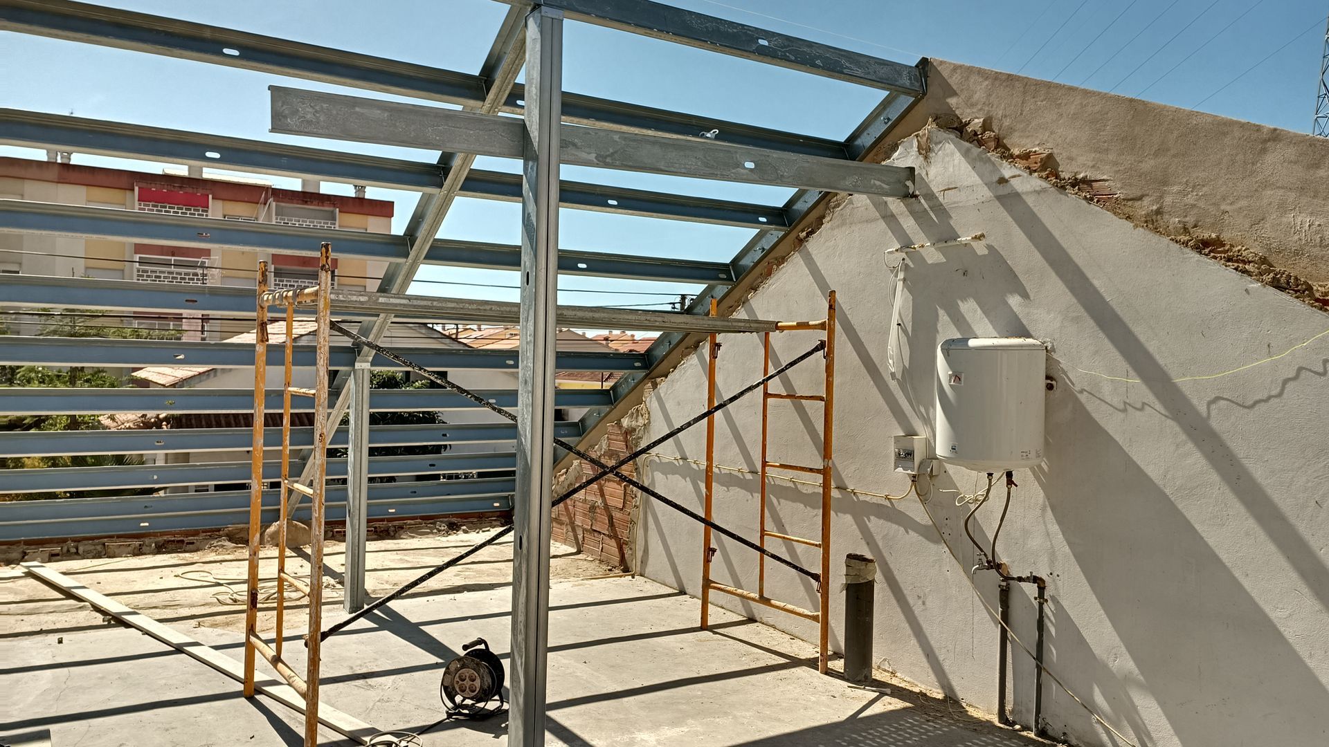 Estrutura metálica para cobertura, andaimes, dia ensolarado.