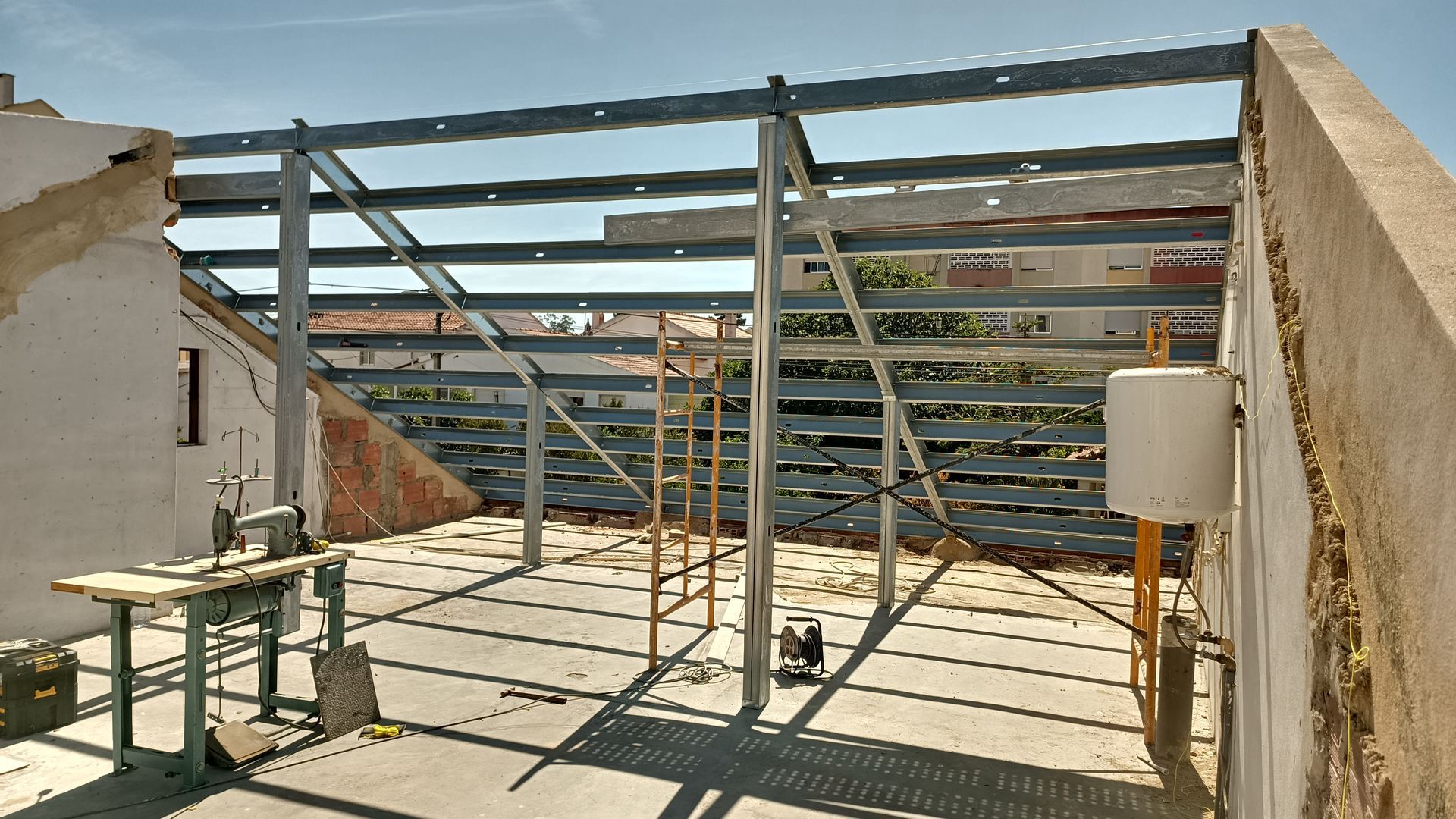 Estrutura metálica para cobertura em um canteiro de obras.