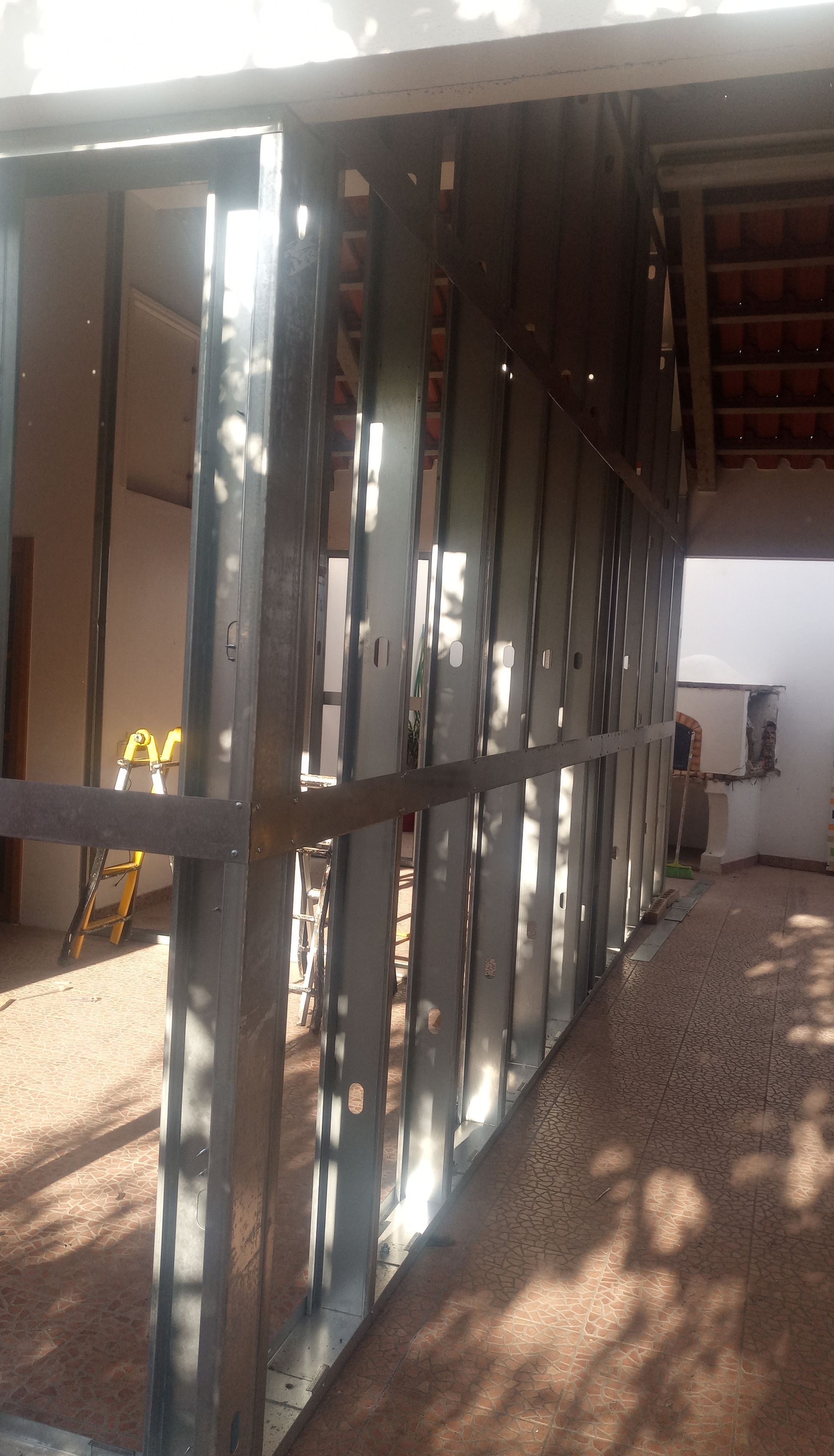 Estrutura de madeira para secagem de feijões, sob a luz do sol.