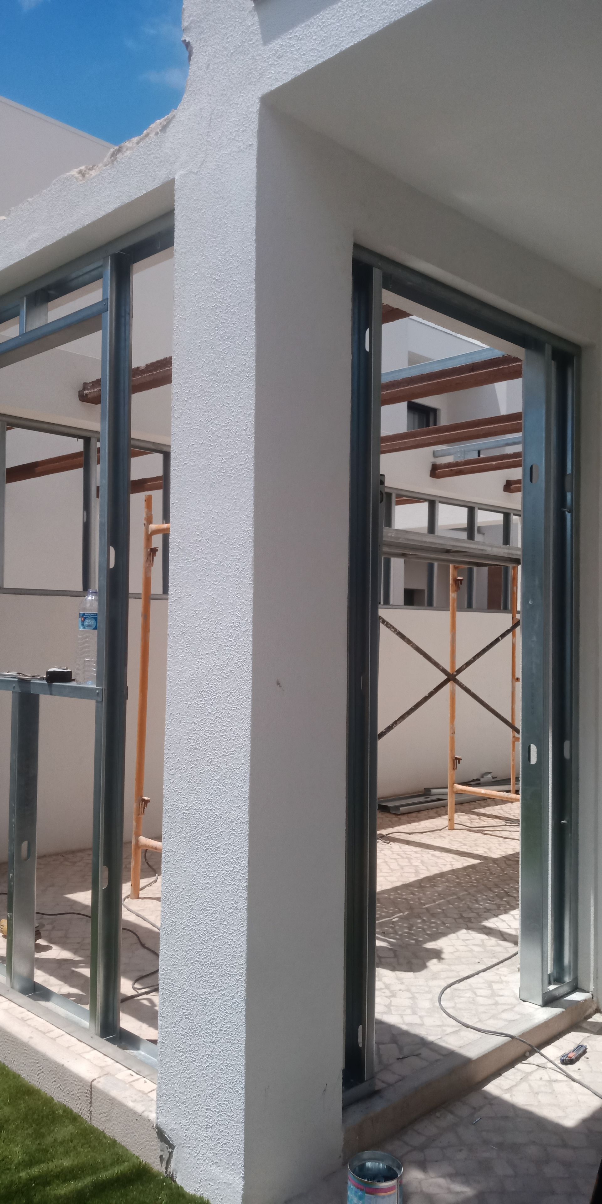 Canteiro de obras com estrutura de aço. Exterior do edifício com parede texturizada.