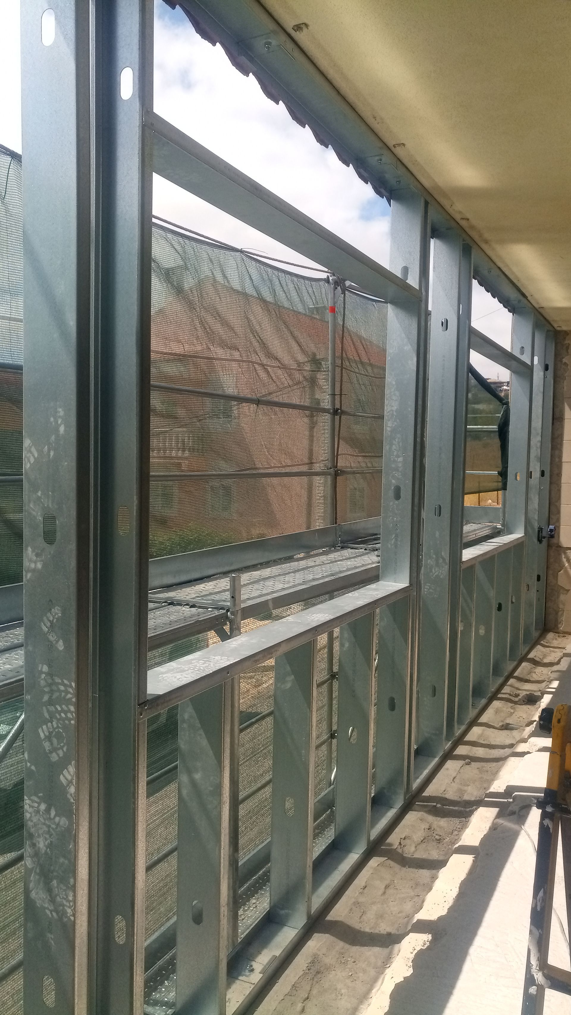 Estrutura metálica para uma parede de janelas em um canteiro de obras.