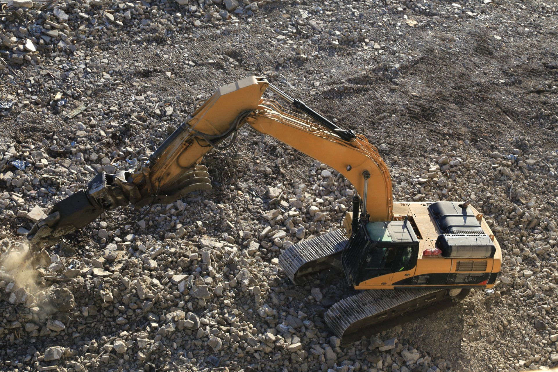 Worker using hammer — West Plains, MO — Elizabeth Quarry, Inc