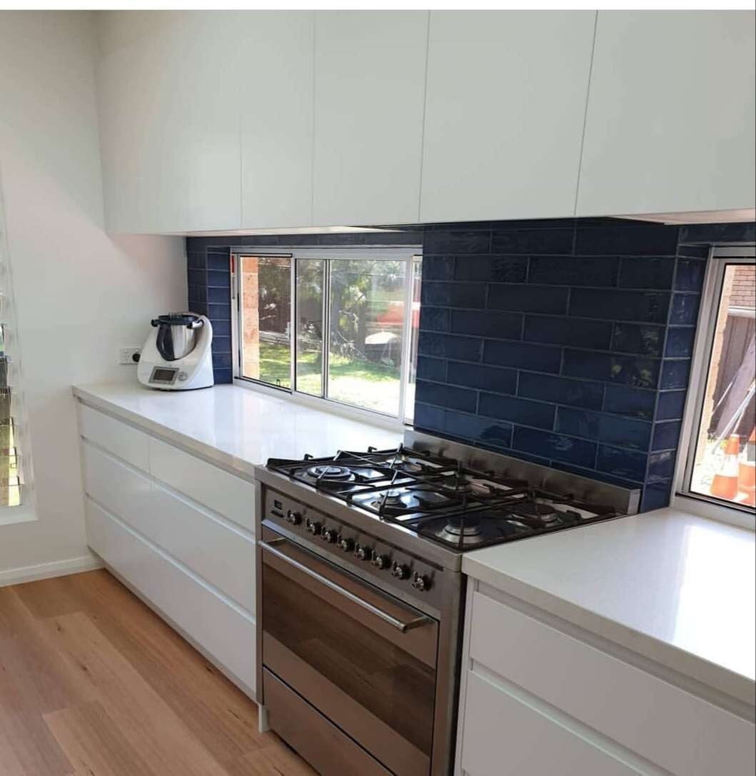 White Elegant Kitchen Cabinets With Gas Stove In Middle 2