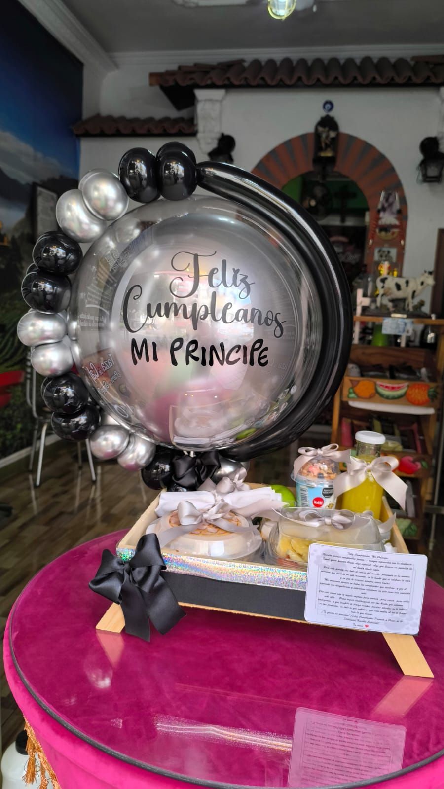 Presentación de un regalo de cumpleaños. Globo con la inscripción