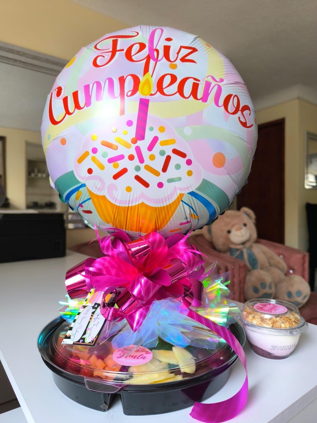 Canasta de regalo de cumpleaños con globo de