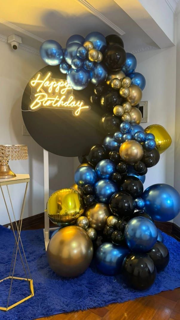 Decoración de cumpleaños con un letrero de neón que dice 