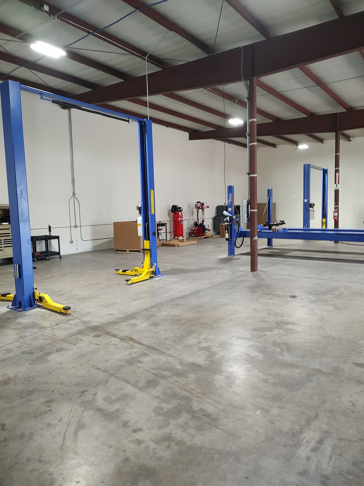 A warehouse with a lot of lifts in it