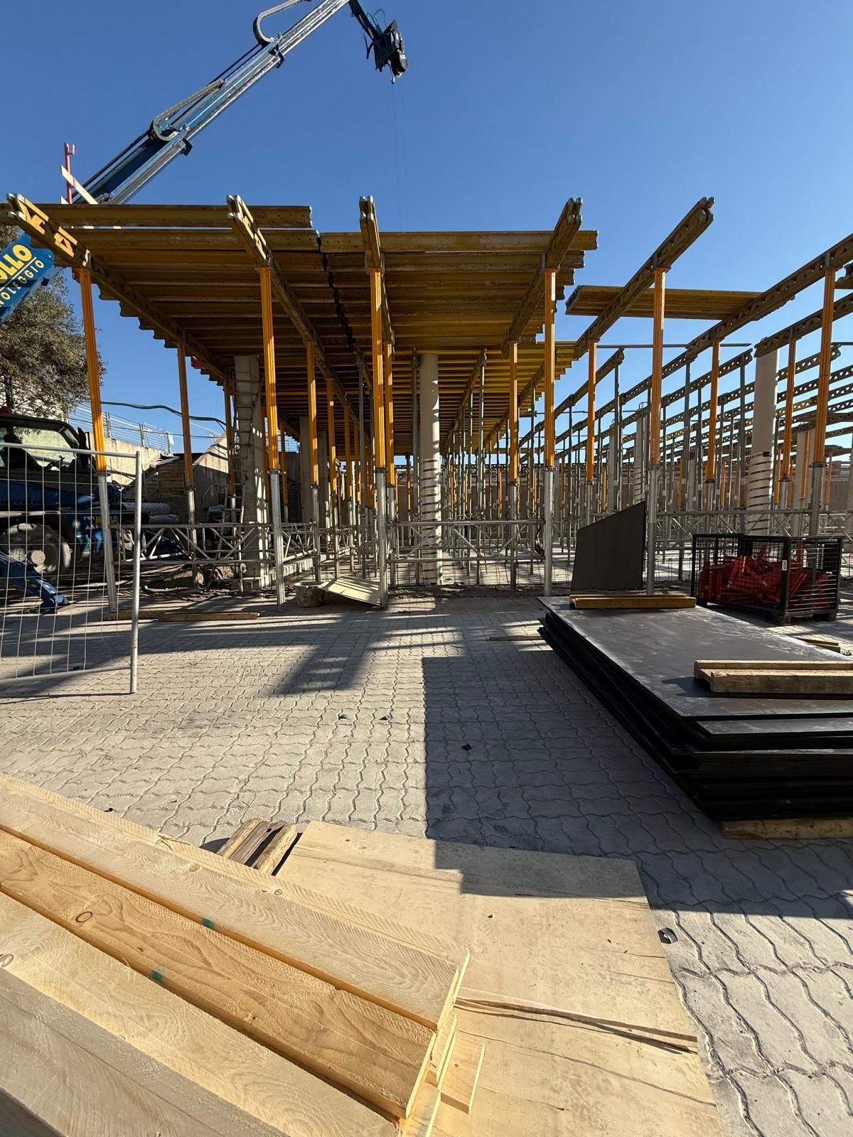 Un grande edificio in costruzione con una gru sullo sfondo Geotecno Genova