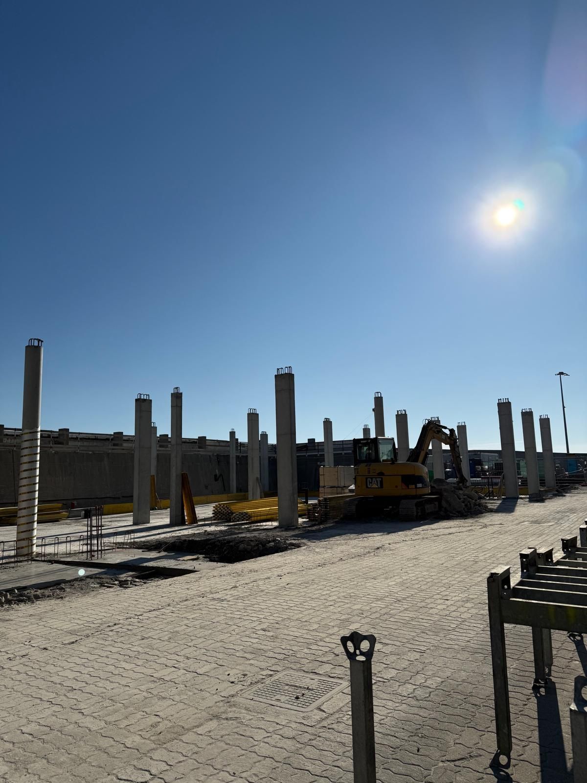 Un cantiere con molti pilastri e una ruspa Geotecno Genova