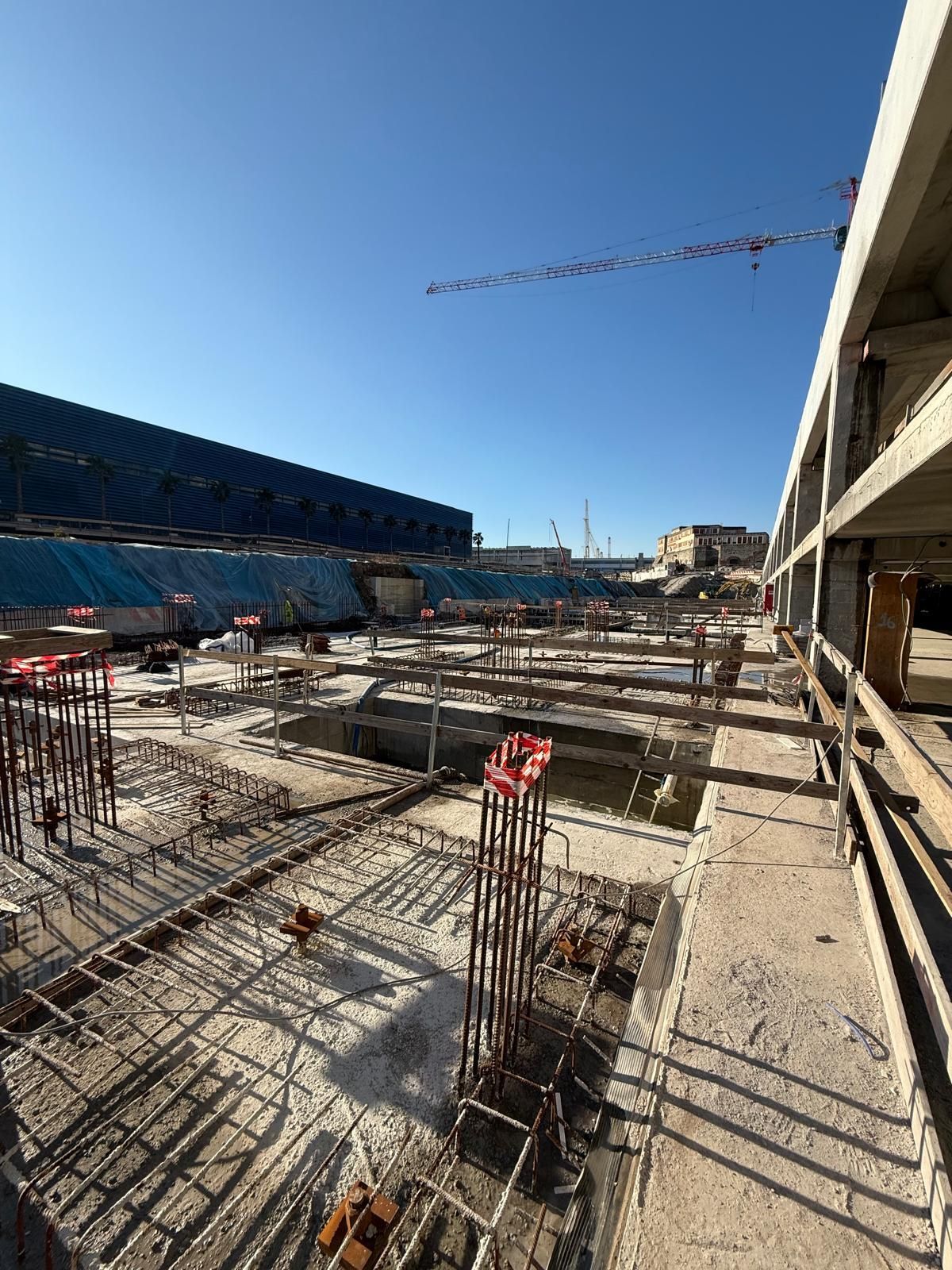 In un cantiere edile si sta costruendo un edificio industriale Geotecno Genova