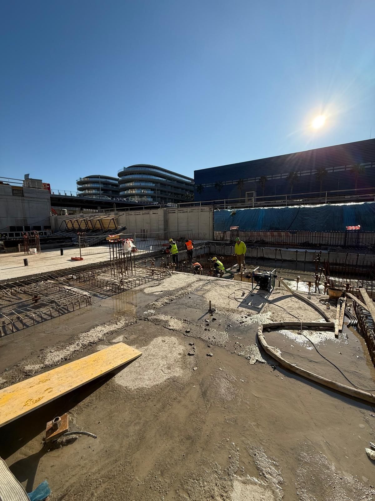 Un gruppo di operai edili sta lavorando in un cantiere Geotecno Genova
